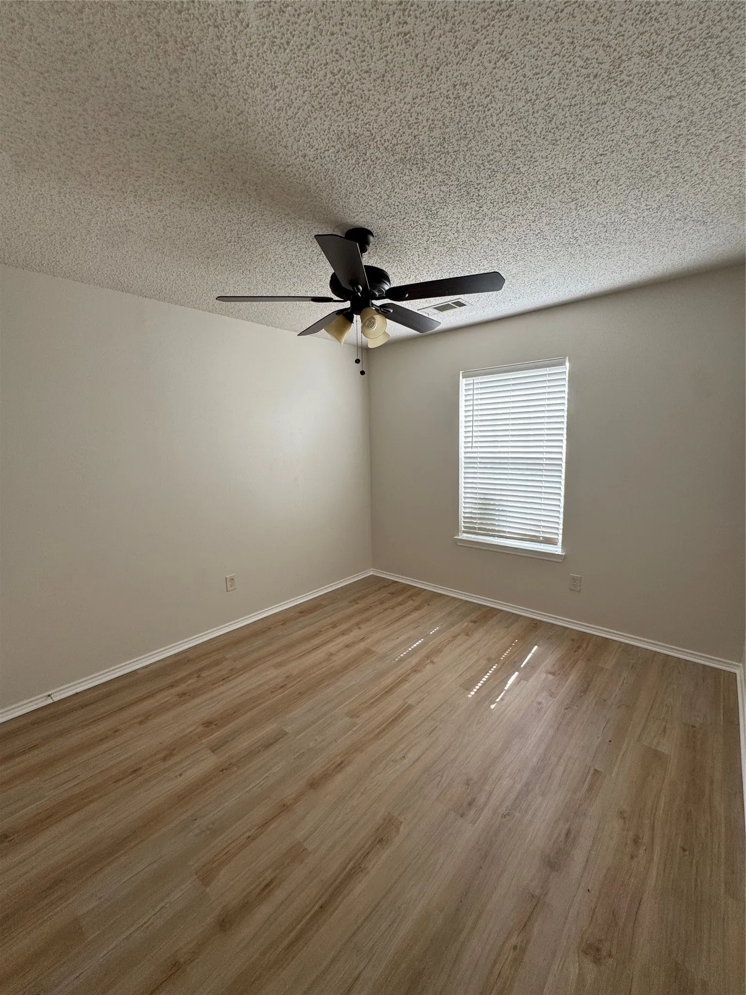 Single Family Residence For Sale in Collin County , 1109 N Riggins Street, Anna, Texas 75409, 3 Bedroom, 2 Bathroom, 1 Garage spaces, 1,098 Sqft, built in 2000, mls#21293215, Real Estate Agent in Anna, Homes For Sale in Collin county, Homes For Sale in Anna, Realtor in Anna Texas, Real Estate Brokerage Independent Realty Texas, Luminita Cordes Realtor