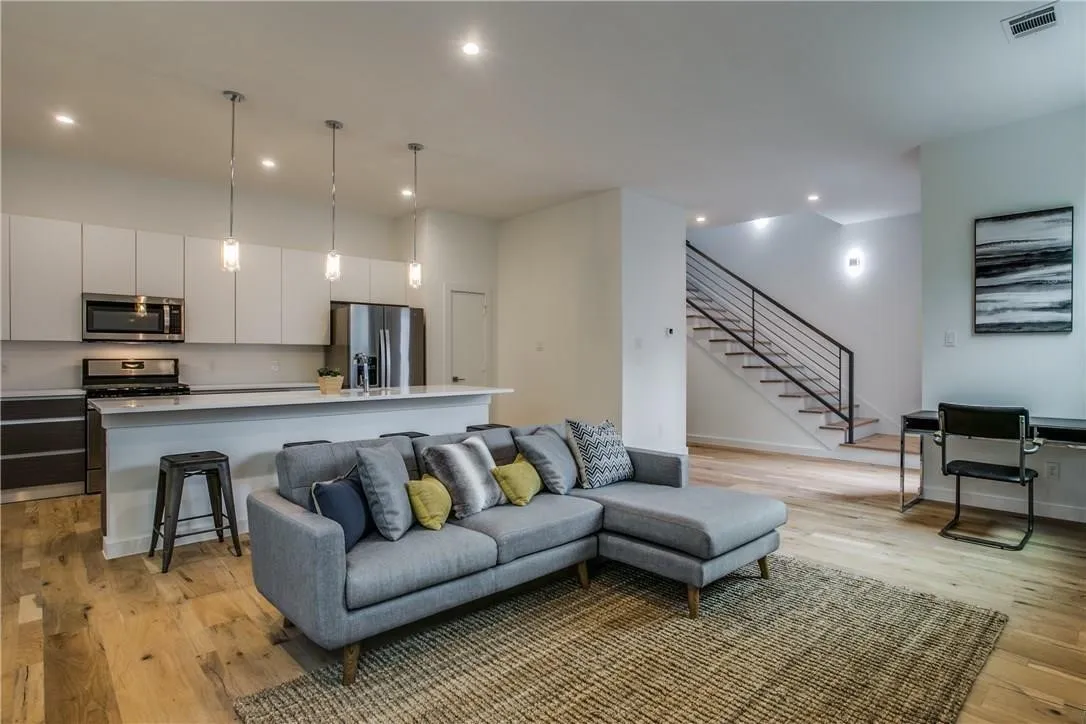 Townhouse For Rent in Dallas County , 2627 Kimsey Drive 103, Dallas, Texas 75235, 2 Bedroom, 3 Bathroom, 2 Garage spaces, 1,796 Sqft, built in 2018, mls#21294511, Real Estate Agent in Dallas, Homes For Rent in Dallas county, Homes For Rent in Dallas, Realtor in Dallas Texas, Real Estate Brokerage Independent Realty Texas, Luminita Cordes Realtor