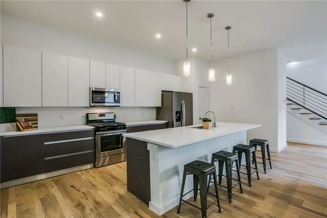 Townhouse For Rent in Dallas County , 2627 Kimsey Drive 103, Dallas, Texas 75235, 2 Bedroom, 3 Bathroom, 2 Garage spaces, 1,796 Sqft, built in 2018, mls#21294511, Real Estate Agent in Dallas, Homes For Rent in Dallas county, Homes For Rent in Dallas, Realtor in Dallas Texas, Real Estate Brokerage Independent Realty Texas, Luminita Cordes Realtor