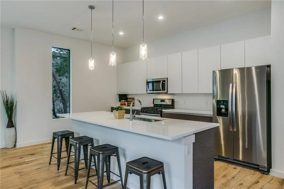 Townhouse For Rent in Dallas County , 2627 Kimsey Drive 103, Dallas, Texas 75235, 2 Bedroom, 3 Bathroom, 2 Garage spaces, 1,796 Sqft, built in 2018, mls#21294511, Real Estate Agent in Dallas, Homes For Rent in Dallas county, Homes For Rent in Dallas, Realtor in Dallas Texas, Real Estate Brokerage Independent Realty Texas, Luminita Cordes Realtor