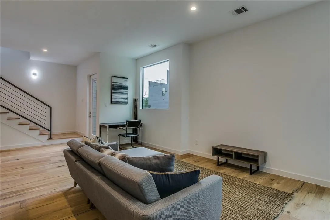 Townhouse For Rent in Dallas County , 2627 Kimsey Drive 102, Dallas, Texas 75235, 2 Bedroom, 3 Bathroom, 2 Garage spaces, 1,796 Sqft, built in 2018, mls#21294515, Real Estate Agent in Dallas, Homes For Rent in Dallas county, Homes For Rent in Dallas, Realtor in Dallas Texas, Real Estate Brokerage Independent Realty Texas, Luminita Cordes Realtor