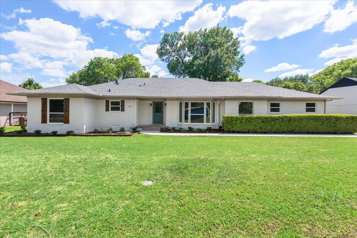 Single Family Residence For Sale in Dallas County , 706 W Five Mile Parkway, Dallas, Texas 75224, 3 Bedroom, 2 Bathroom, 2 Garage spaces, 2,136 Sqft, built in 1956, mls#21294524, Real Estate Agent in Dallas, Homes For Sale in Dallas county, Homes For Sale in Dallas, Realtor in Dallas Texas, Real Estate Brokerage Independent Realty Texas, Luminita Cordes Realtor