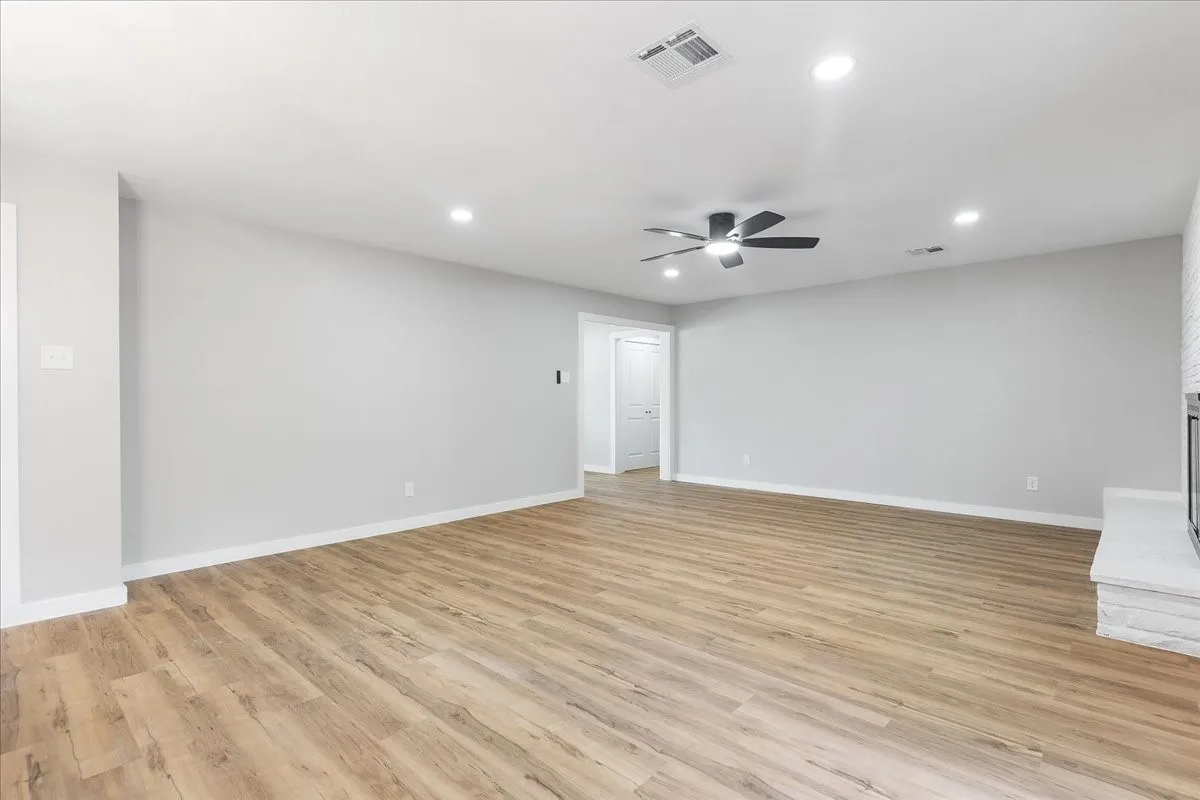 Single Family Residence For Sale in Dallas County , 706 W Five Mile Parkway, Dallas, Texas 75224, 3 Bedroom, 2 Bathroom, 2 Garage spaces, 2,136 Sqft, built in 1956, mls#21294524, Real Estate Agent in Dallas, Homes For Sale in Dallas county, Homes For Sale in Dallas, Realtor in Dallas Texas, Real Estate Brokerage Independent Realty Texas, Luminita Cordes Realtor