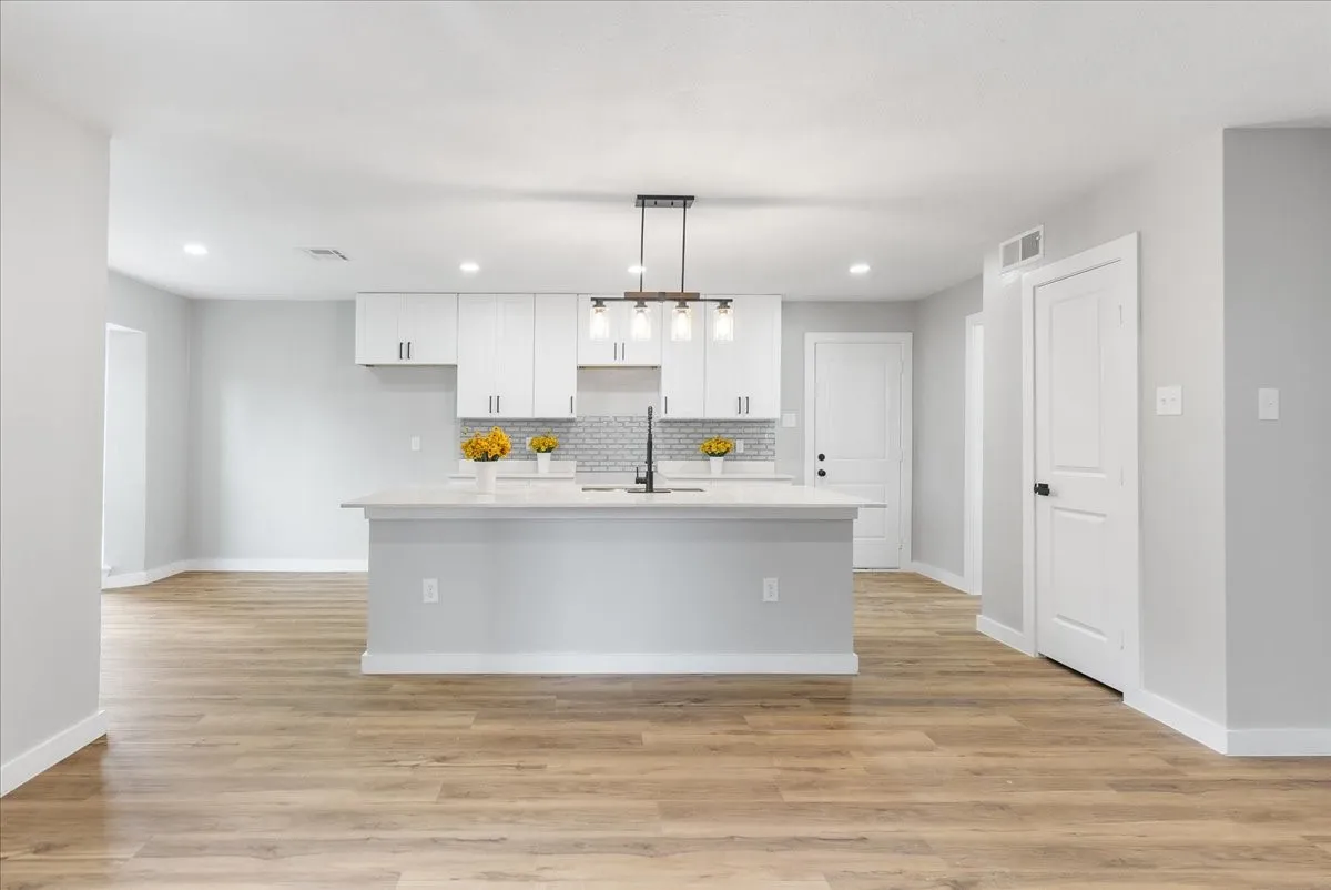 Single Family Residence For Sale in Dallas County , 706 W Five Mile Parkway, Dallas, Texas 75224, 3 Bedroom, 2 Bathroom, 2 Garage spaces, 2,136 Sqft, built in 1956, mls#21294524, Real Estate Agent in Dallas, Homes For Sale in Dallas county, Homes For Sale in Dallas, Realtor in Dallas Texas, Real Estate Brokerage Independent Realty Texas, Luminita Cordes Realtor