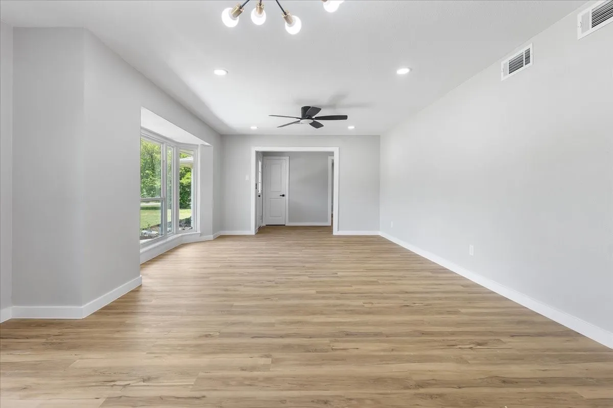 Single Family Residence For Sale in Dallas County , 706 W Five Mile Parkway, Dallas, Texas 75224, 3 Bedroom, 2 Bathroom, 2 Garage spaces, 2,136 Sqft, built in 1956, mls#21294524, Real Estate Agent in Dallas, Homes For Sale in Dallas county, Homes For Sale in Dallas, Realtor in Dallas Texas, Real Estate Brokerage Independent Realty Texas, Luminita Cordes Realtor