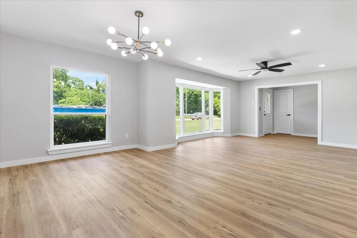 Single Family Residence For Sale in Dallas County , 706 W Five Mile Parkway, Dallas, Texas 75224, 3 Bedroom, 2 Bathroom, 2 Garage spaces, 2,136 Sqft, built in 1956, mls#21294524, Real Estate Agent in Dallas, Homes For Sale in Dallas county, Homes For Sale in Dallas, Realtor in Dallas Texas, Real Estate Brokerage Independent Realty Texas, Luminita Cordes Realtor