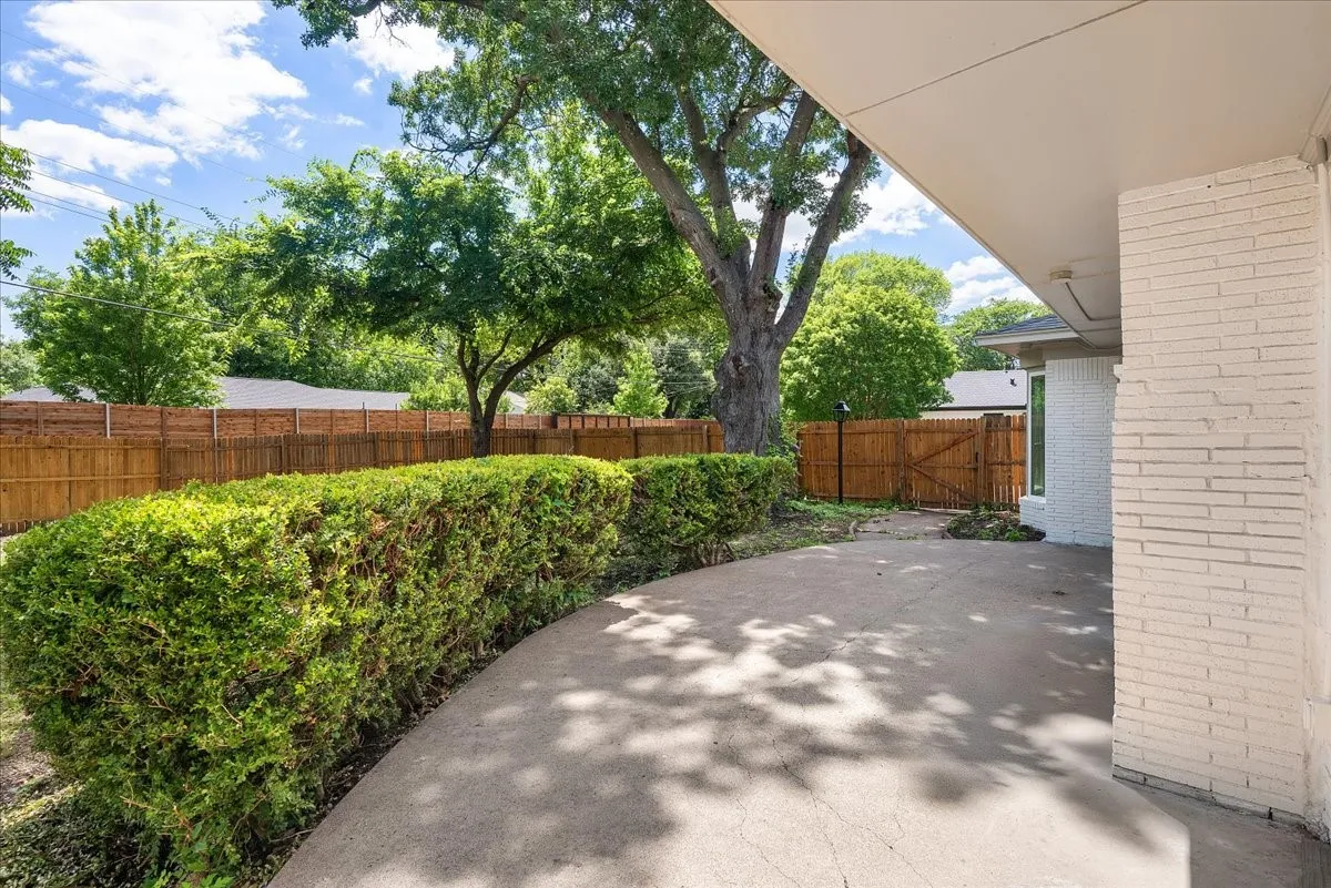 Single Family Residence For Sale in Dallas County , 706 W Five Mile Parkway, Dallas, Texas 75224, 3 Bedroom, 2 Bathroom, 2 Garage spaces, 2,136 Sqft, built in 1956, mls#21294524, Real Estate Agent in Dallas, Homes For Sale in Dallas county, Homes For Sale in Dallas, Realtor in Dallas Texas, Real Estate Brokerage Independent Realty Texas, Luminita Cordes Realtor