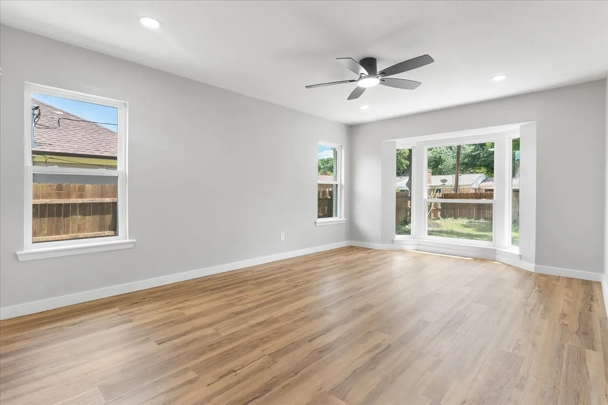 Single Family Residence For Sale in Dallas County , 706 W Five Mile Parkway, Dallas, Texas 75224, 3 Bedroom, 2 Bathroom, 2 Garage spaces, 2,136 Sqft, built in 1956, mls#21294524, Real Estate Agent in Dallas, Homes For Sale in Dallas county, Homes For Sale in Dallas, Realtor in Dallas Texas, Real Estate Brokerage Independent Realty Texas, Luminita Cordes Realtor
