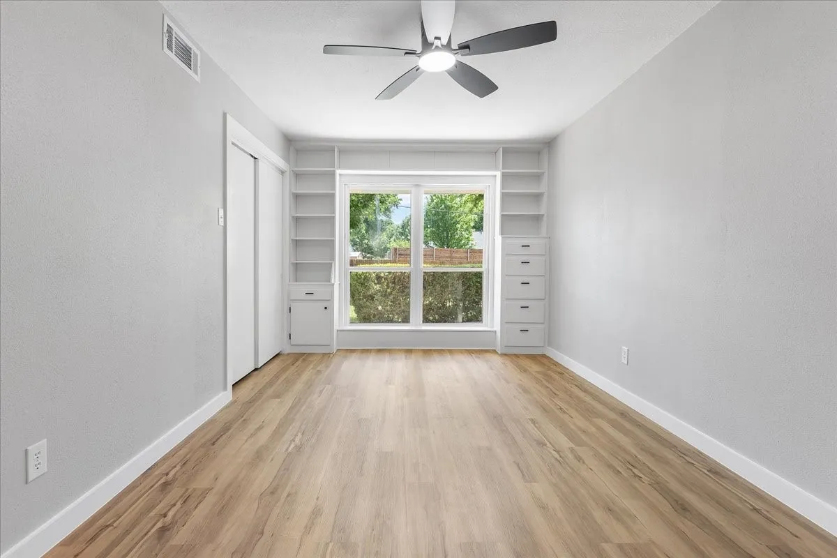 Single Family Residence For Sale in Dallas County , 706 W Five Mile Parkway, Dallas, Texas 75224, 3 Bedroom, 2 Bathroom, 2 Garage spaces, 2,136 Sqft, built in 1956, mls#21294524, Real Estate Agent in Dallas, Homes For Sale in Dallas county, Homes For Sale in Dallas, Realtor in Dallas Texas, Real Estate Brokerage Independent Realty Texas, Luminita Cordes Realtor