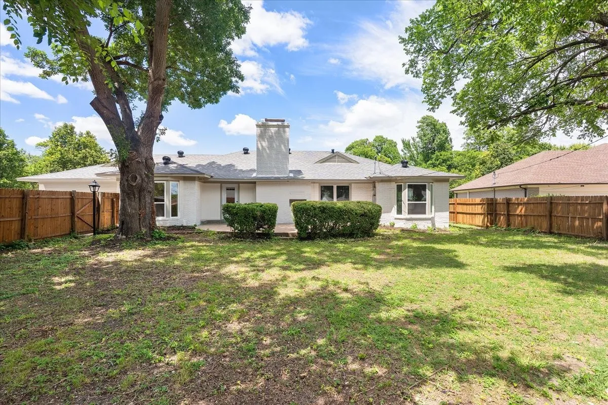 Single Family Residence For Sale in Dallas County , 706 W Five Mile Parkway, Dallas, Texas 75224, 3 Bedroom, 2 Bathroom, 2 Garage spaces, 2,136 Sqft, built in 1956, mls#21294524, Real Estate Agent in Dallas, Homes For Sale in Dallas county, Homes For Sale in Dallas, Realtor in Dallas Texas, Real Estate Brokerage Independent Realty Texas, Luminita Cordes Realtor