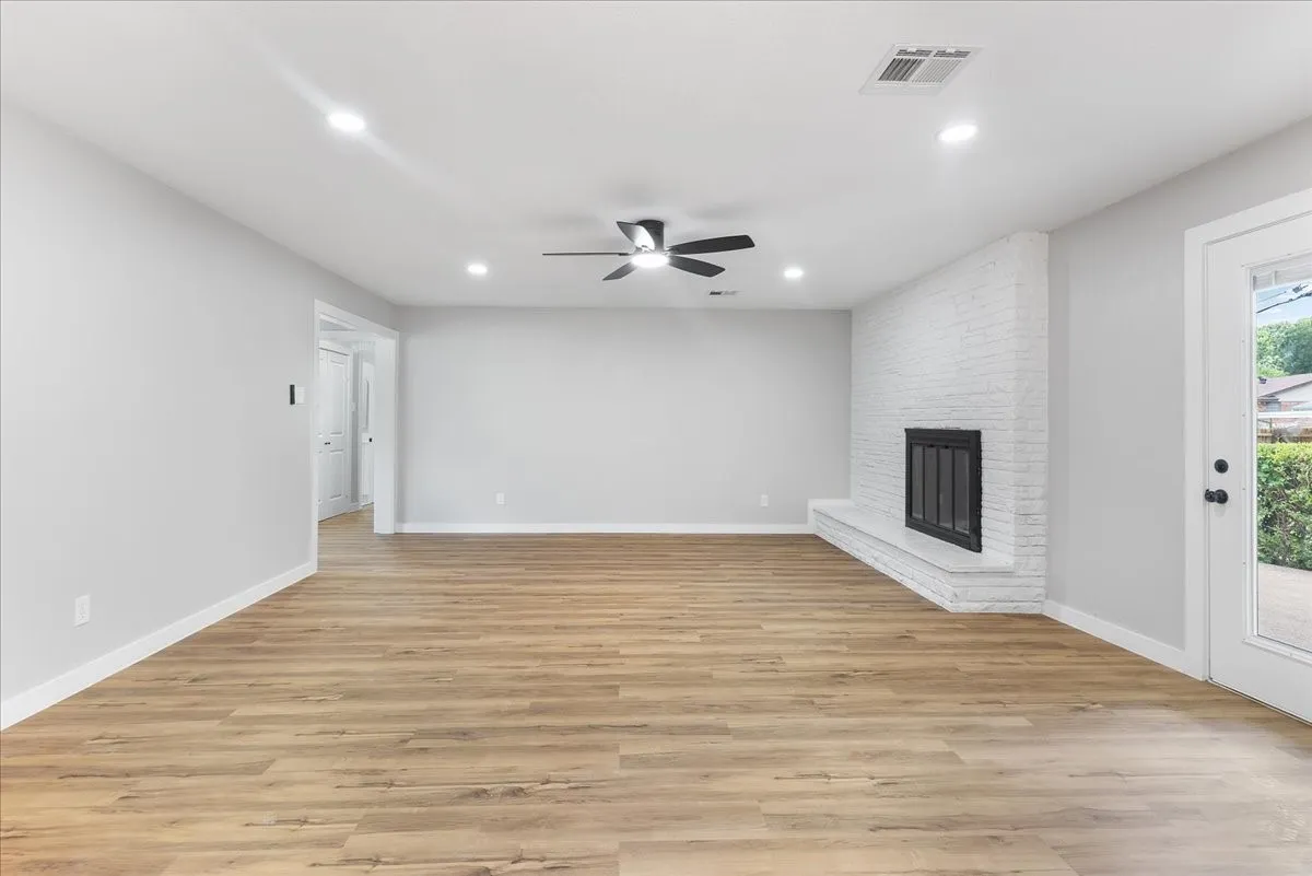 Single Family Residence For Sale in Dallas County , 706 W Five Mile Parkway, Dallas, Texas 75224, 3 Bedroom, 2 Bathroom, 2 Garage spaces, 2,136 Sqft, built in 1956, mls#21294524, Real Estate Agent in Dallas, Homes For Sale in Dallas county, Homes For Sale in Dallas, Realtor in Dallas Texas, Real Estate Brokerage Independent Realty Texas, Luminita Cordes Realtor