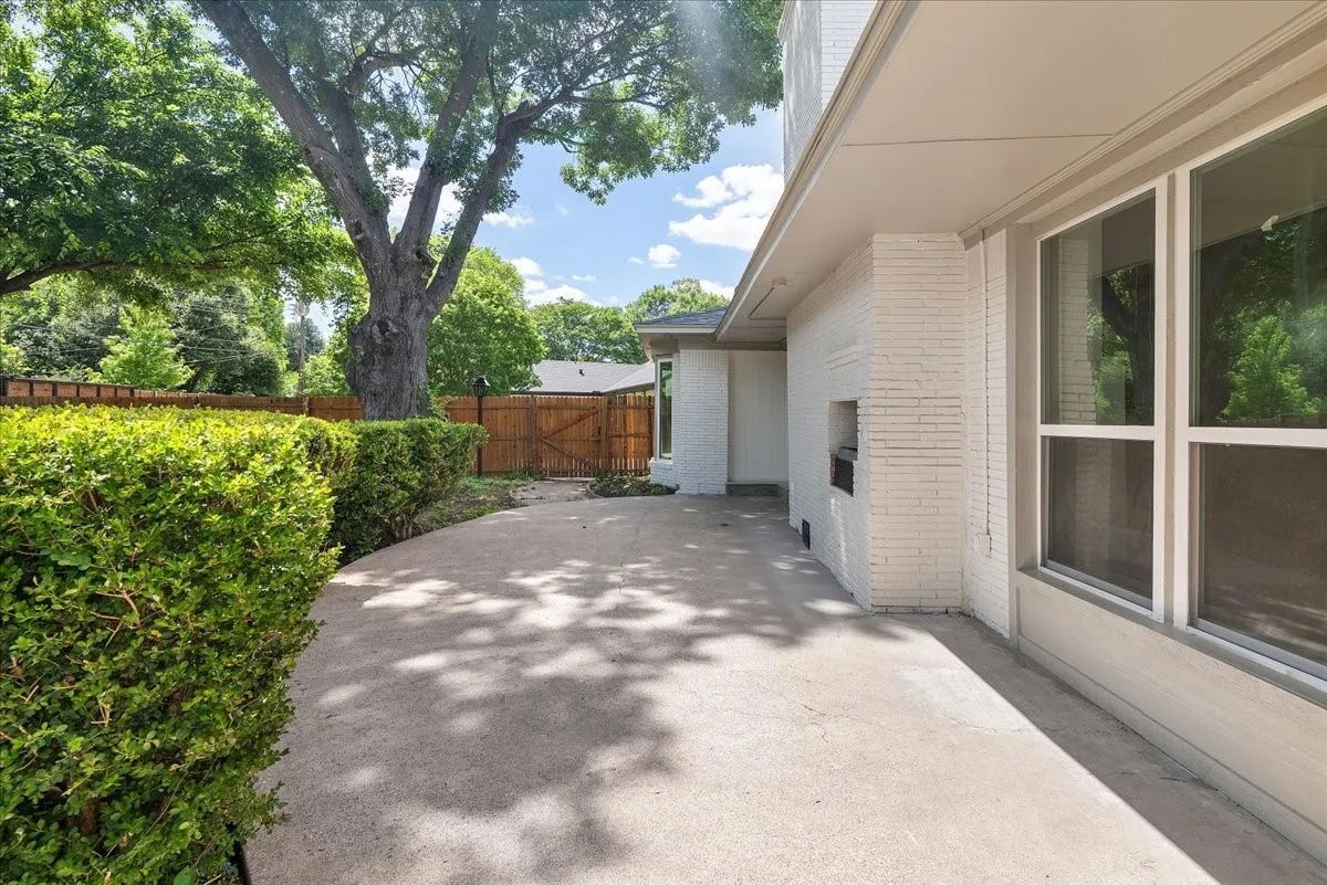 Single Family Residence For Sale in Dallas County , 706 W Five Mile Parkway, Dallas, Texas 75224, 3 Bedroom, 2 Bathroom, 2 Garage spaces, 2,136 Sqft, built in 1956, mls#21294524, Real Estate Agent in Dallas, Homes For Sale in Dallas county, Homes For Sale in Dallas, Realtor in Dallas Texas, Real Estate Brokerage Independent Realty Texas, Luminita Cordes Realtor