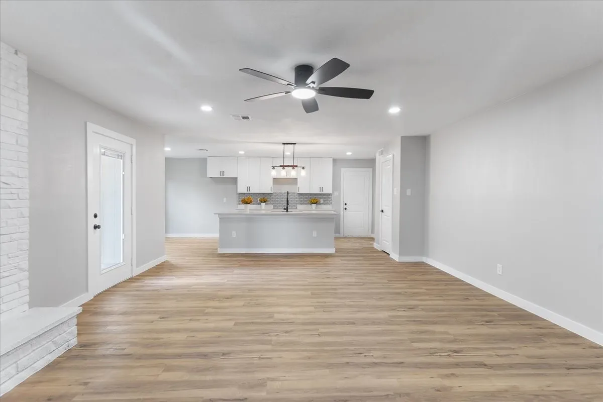 Single Family Residence For Sale in Dallas County , 706 W Five Mile Parkway, Dallas, Texas 75224, 3 Bedroom, 2 Bathroom, 2 Garage spaces, 2,136 Sqft, built in 1956, mls#21294524, Real Estate Agent in Dallas, Homes For Sale in Dallas county, Homes For Sale in Dallas, Realtor in Dallas Texas, Real Estate Brokerage Independent Realty Texas, Luminita Cordes Realtor