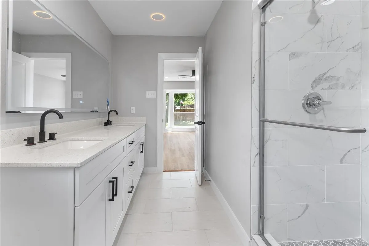 Single Family Residence For Sale in Dallas County , 706 W Five Mile Parkway, Dallas, Texas 75224, 3 Bedroom, 2 Bathroom, 2 Garage spaces, 2,136 Sqft, built in 1956, mls#21294524, Real Estate Agent in Dallas, Homes For Sale in Dallas county, Homes For Sale in Dallas, Realtor in Dallas Texas, Real Estate Brokerage Independent Realty Texas, Luminita Cordes Realtor
