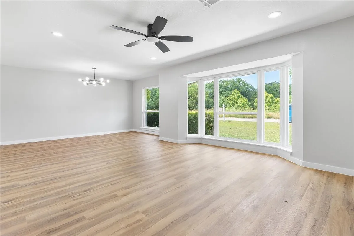 Single Family Residence For Sale in Dallas County , 706 W Five Mile Parkway, Dallas, Texas 75224, 3 Bedroom, 2 Bathroom, 2 Garage spaces, 2,136 Sqft, built in 1956, mls#21294524, Real Estate Agent in Dallas, Homes For Sale in Dallas county, Homes For Sale in Dallas, Realtor in Dallas Texas, Real Estate Brokerage Independent Realty Texas, Luminita Cordes Realtor