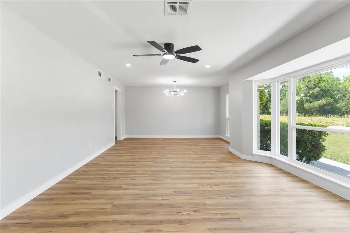 Single Family Residence For Sale in Dallas County , 706 W Five Mile Parkway, Dallas, Texas 75224, 3 Bedroom, 2 Bathroom, 2 Garage spaces, 2,136 Sqft, built in 1956, mls#21294524, Real Estate Agent in Dallas, Homes For Sale in Dallas county, Homes For Sale in Dallas, Realtor in Dallas Texas, Real Estate Brokerage Independent Realty Texas, Luminita Cordes Realtor