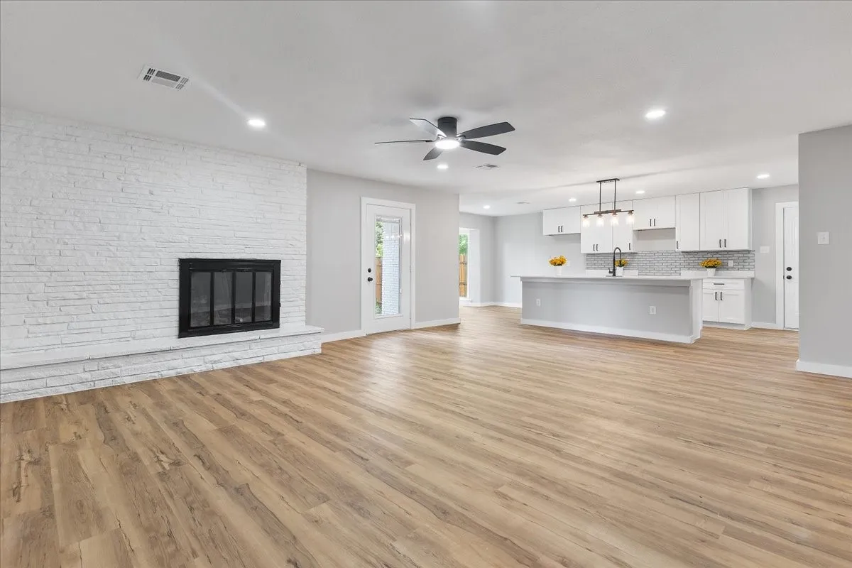 Single Family Residence For Sale in Dallas County , 706 W Five Mile Parkway, Dallas, Texas 75224, 3 Bedroom, 2 Bathroom, 2 Garage spaces, 2,136 Sqft, built in 1956, mls#21294524, Real Estate Agent in Dallas, Homes For Sale in Dallas county, Homes For Sale in Dallas, Realtor in Dallas Texas, Real Estate Brokerage Independent Realty Texas, Luminita Cordes Realtor