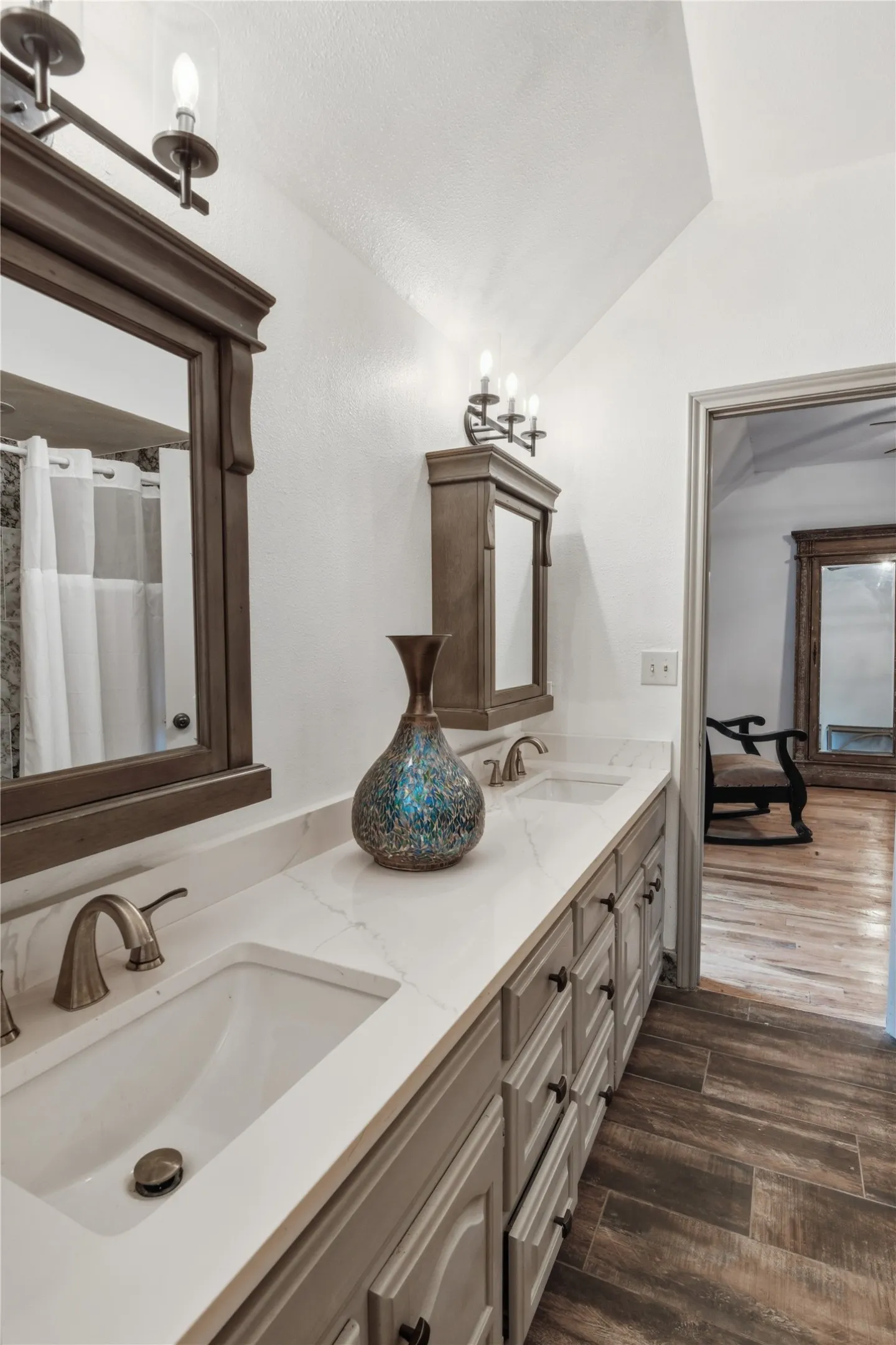 Upstairs bath with double sink and bathtub w shower