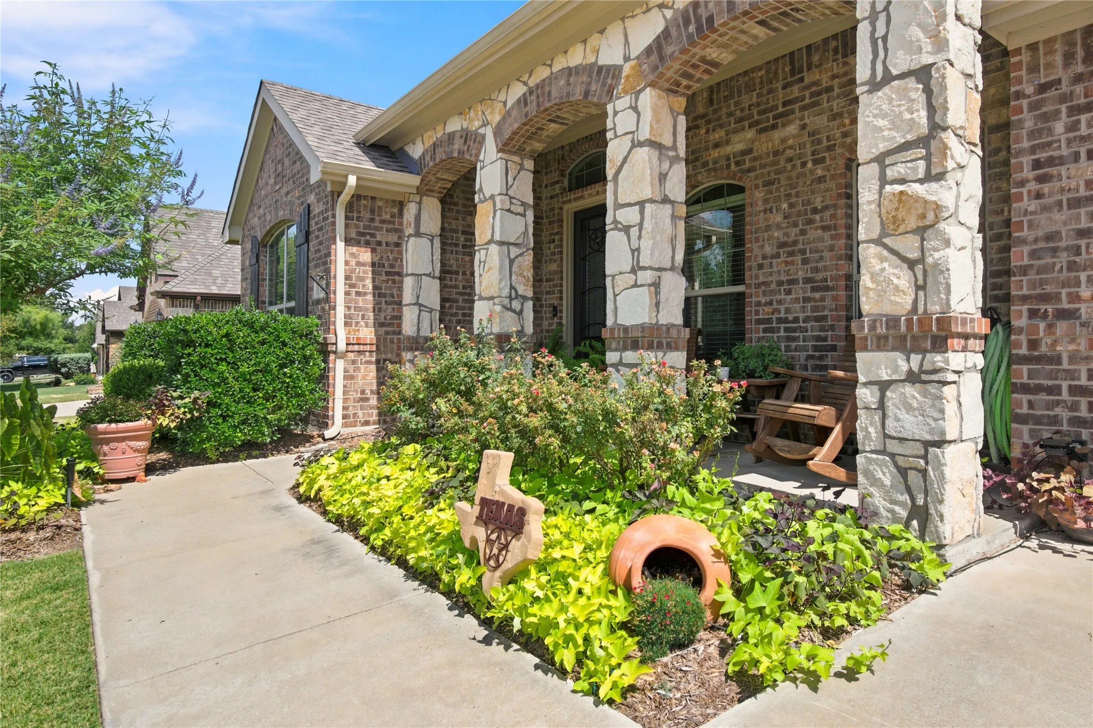 Single Family Residence For Sale in Ellis County , 230 Double Creek Drive, Midlothian, Texas 76065, 3 Bedroom, 3 Bathroom, 2 Garage spaces, 2,163 Sqft, built in 2016, mls#21294366, Real Estate Agent in Midlothian, Homes For Sale in Ellis county, Homes For Sale in Midlothian, Realtor in Midlothian Texas, Real Estate Brokerage Independent Realty Texas, Luminita Cordes Realtor