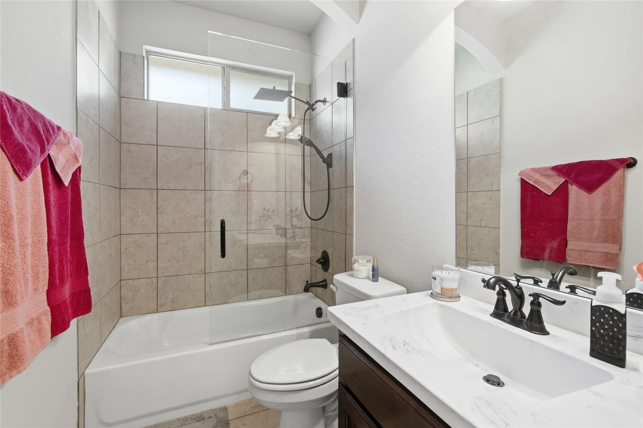 Spacious Full Bath