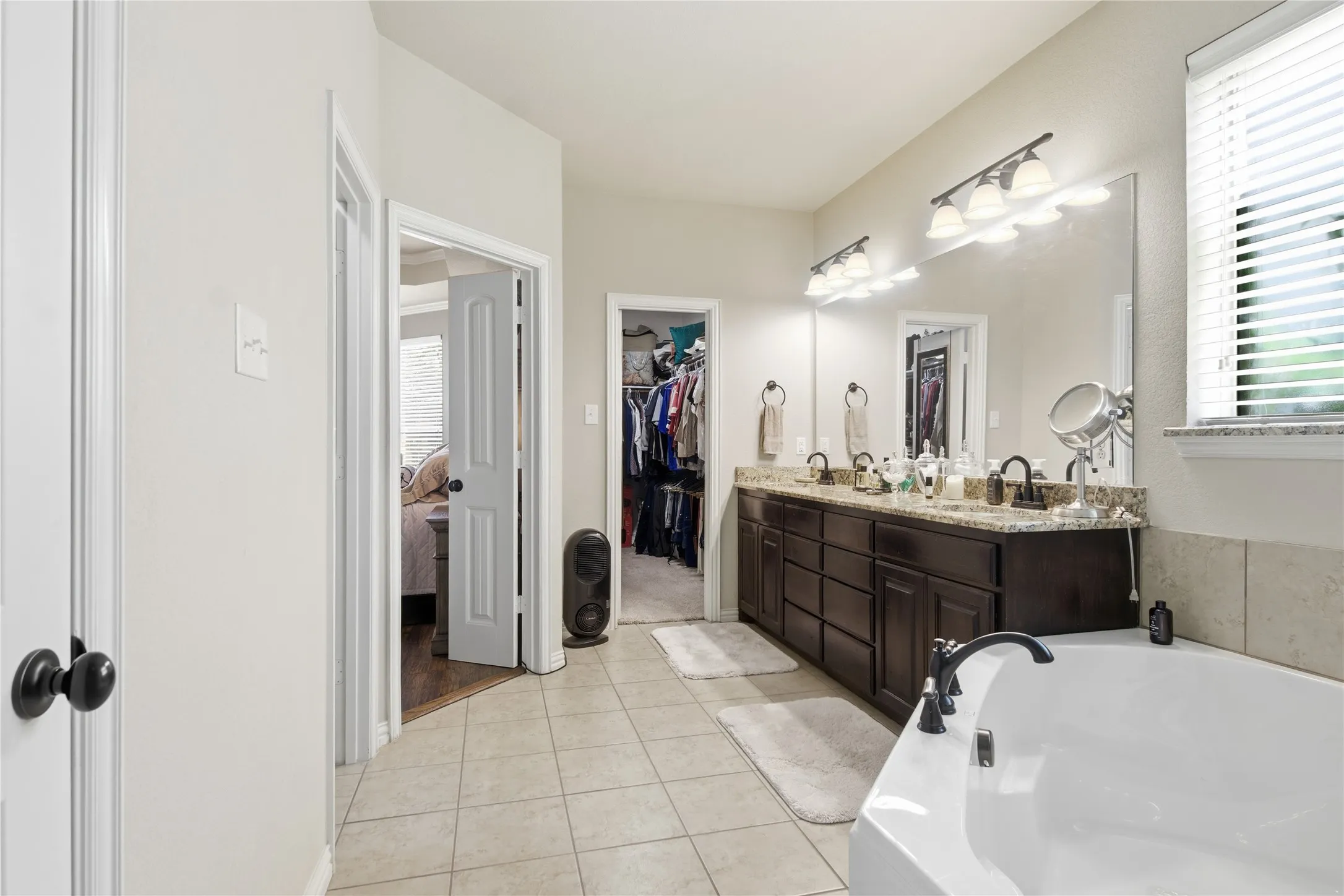Large Prim Bath with Walk In shower 3 Shower Heads