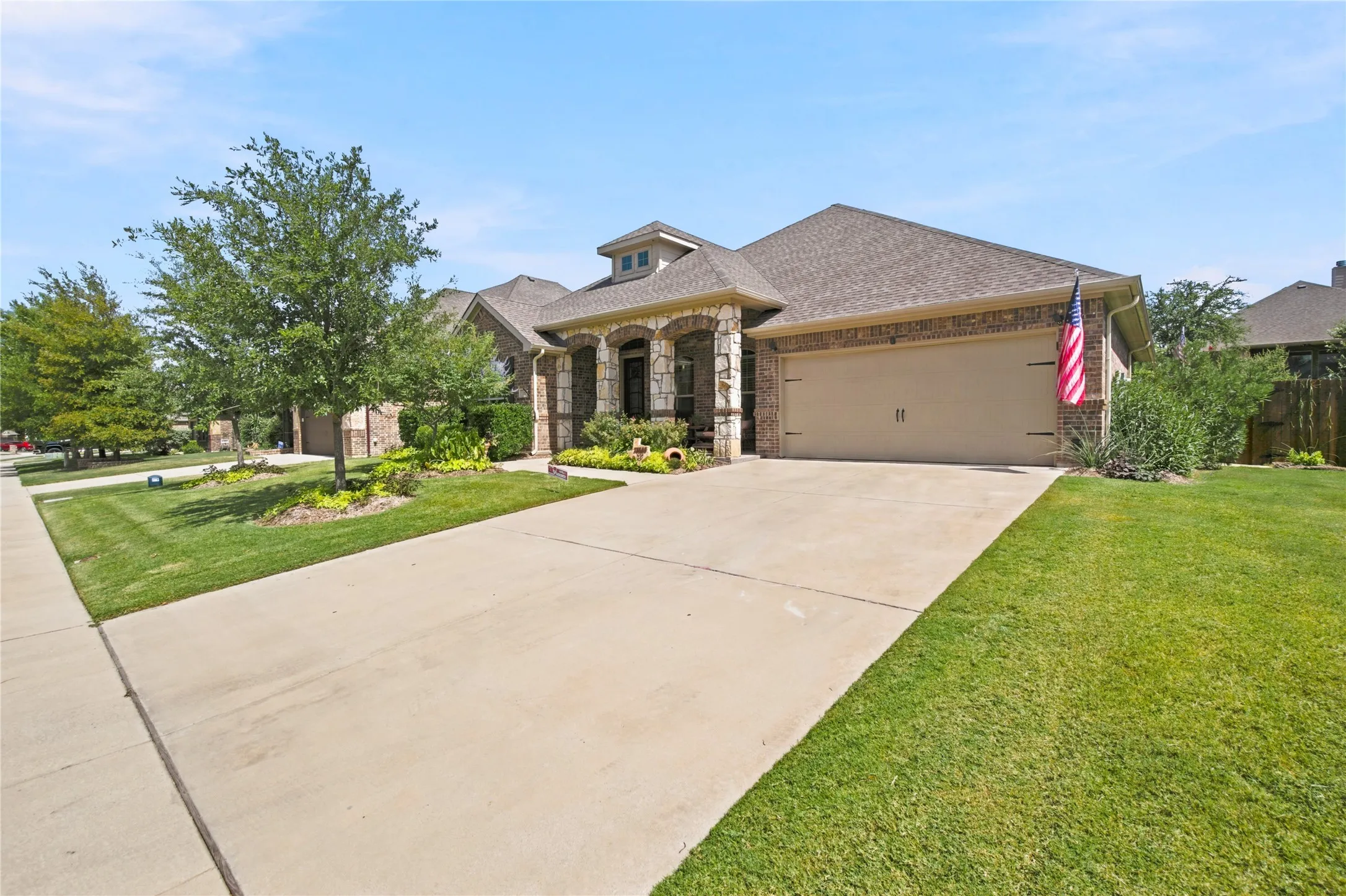 Single Family Residence For Sale in Ellis County , 230 Double Creek Drive, Midlothian, Texas 76065, 3 Bedroom, 3 Bathroom, 2 Garage spaces, 2,163 Sqft, built in 2016, mls#21294366, Real Estate Agent in Midlothian, Homes For Sale in Ellis county, Homes For Sale in Midlothian, Realtor in Midlothian Texas, Real Estate Brokerage Independent Realty Texas, Luminita Cordes Realtor
