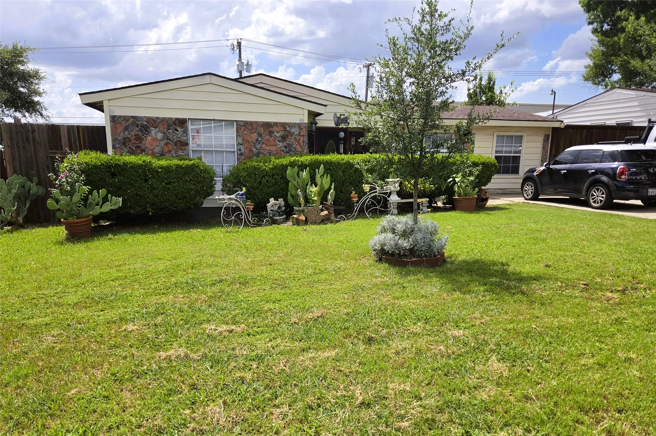 Single Family Residence For Sale in Dallas County , 13973 Bee Street, Farmers Branch, Texas 75234, 5 Bedroom, 3 Bathroom, Garage spaces, 1,819 Sqft, built in 1955, mls#21294307, Real Estate Agent in Farmers Branch, Homes For Sale in Dallas county, Homes For Sale in Farmers Branch, Realtor in Farmers Branch Texas, Real Estate Brokerage Independent Realty Texas, Luminita Cordes Realtor