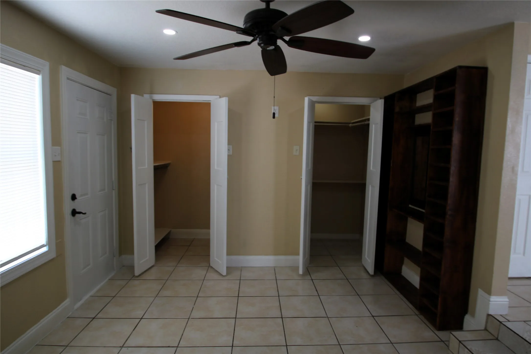 Single Family Residence For Sale in Dallas County , 13973 Bee Street, Farmers Branch, Texas 75234, 5 Bedroom, 3 Bathroom, Garage spaces, 1,819 Sqft, built in 1955, mls#21294307, Real Estate Agent in Farmers Branch, Homes For Sale in Dallas county, Homes For Sale in Farmers Branch, Realtor in Farmers Branch Texas, Real Estate Brokerage Independent Realty Texas, Luminita Cordes Realtor