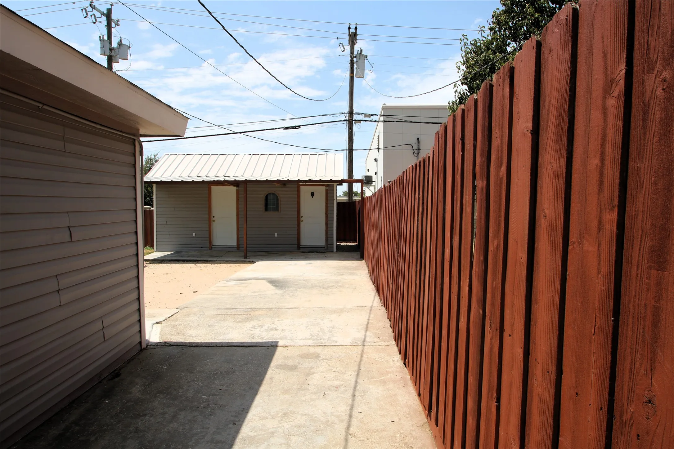Single Family Residence For Sale in Dallas County , 13973 Bee Street, Farmers Branch, Texas 75234, 5 Bedroom, 3 Bathroom, Garage spaces, 1,819 Sqft, built in 1955, mls#21294307, Real Estate Agent in Farmers Branch, Homes For Sale in Dallas county, Homes For Sale in Farmers Branch, Realtor in Farmers Branch Texas, Real Estate Brokerage Independent Realty Texas, Luminita Cordes Realtor
