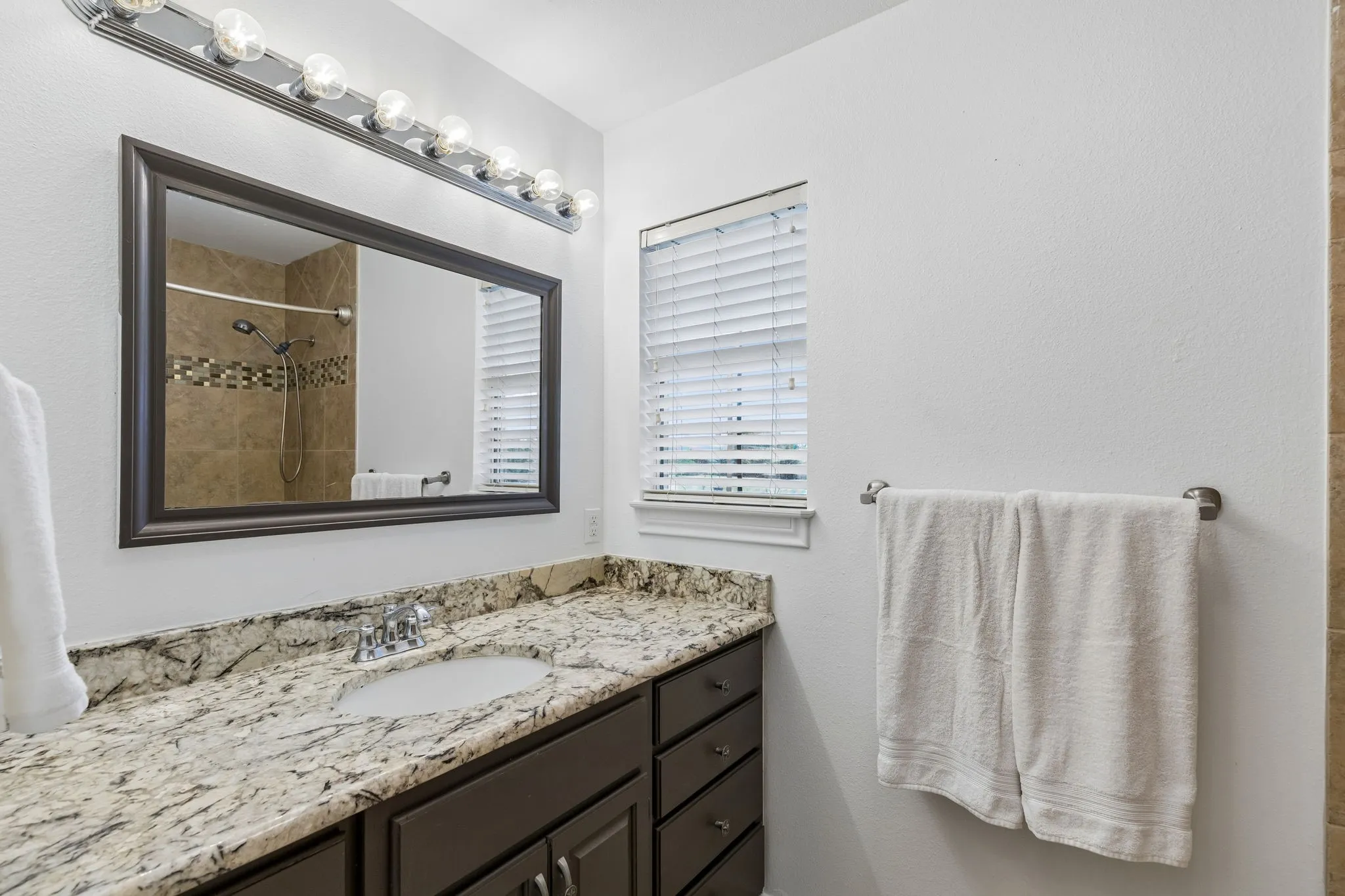 Single Family Residence For Sale in Grayson County , 117 Galvan Lane, Van Alstyne, Texas 75495, 4 Bedroom, 4 Bathroom, 3 Garage spaces, 3,562 Sqft, built in 2003, mls#21292663, Real Estate Agent in Van Alstyne, Homes For Sale in Grayson county, Homes For Sale in Van Alstyne, Realtor in Van Alstyne Texas, Real Estate Brokerage Independent Realty Texas, Luminita Cordes Realtor