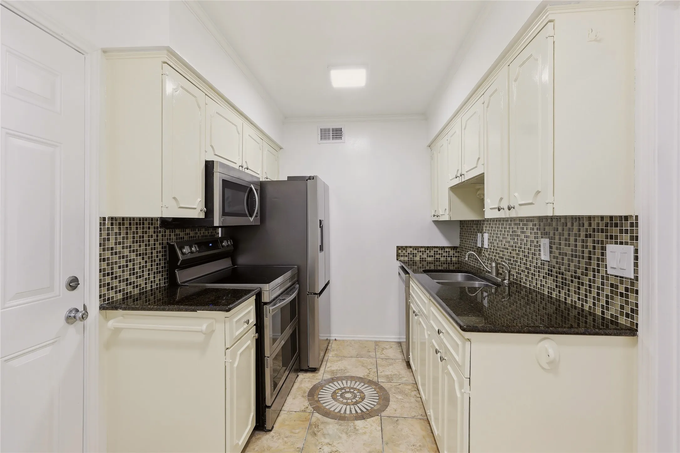 Condominium For Rent in Dallas County , 7937 Royal Lane 124, Dallas, Texas 75230, 2 Bedroom, 2 Bathroom, Garage spaces, 1,110 Sqft, built in 1964, Price $1,650, mls#21294583, Real Estate Agent in Dallas, Homes For Rent in Dallas county, Homes For Rent in Dallas, Realtor in Dallas Texas, Real Estate Brokerage Independent Realty Texas, Luminita Cordes Realtor