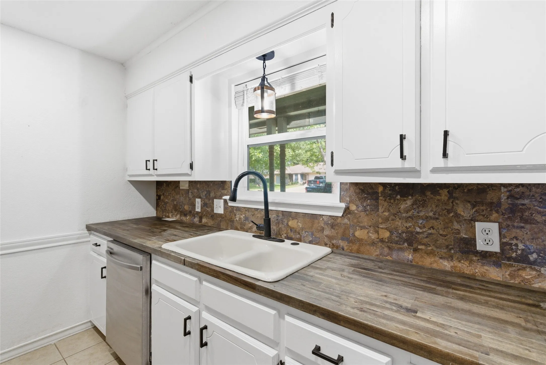 Single Family Residence For Sale in Erath County , 119 Blue Jay Street, Stephenville, Texas 76401, 4 Bedroom, 2 Bathroom, Garage spaces, 1,557 Sqft, built in 1987, mls#21293973, Real Estate Agent in Stephenville, Homes For Sale in Erath county, Homes For Sale in Stephenville, Realtor in Stephenville Texas, Real Estate Brokerage Independent Realty Texas, Luminita Cordes Realtor