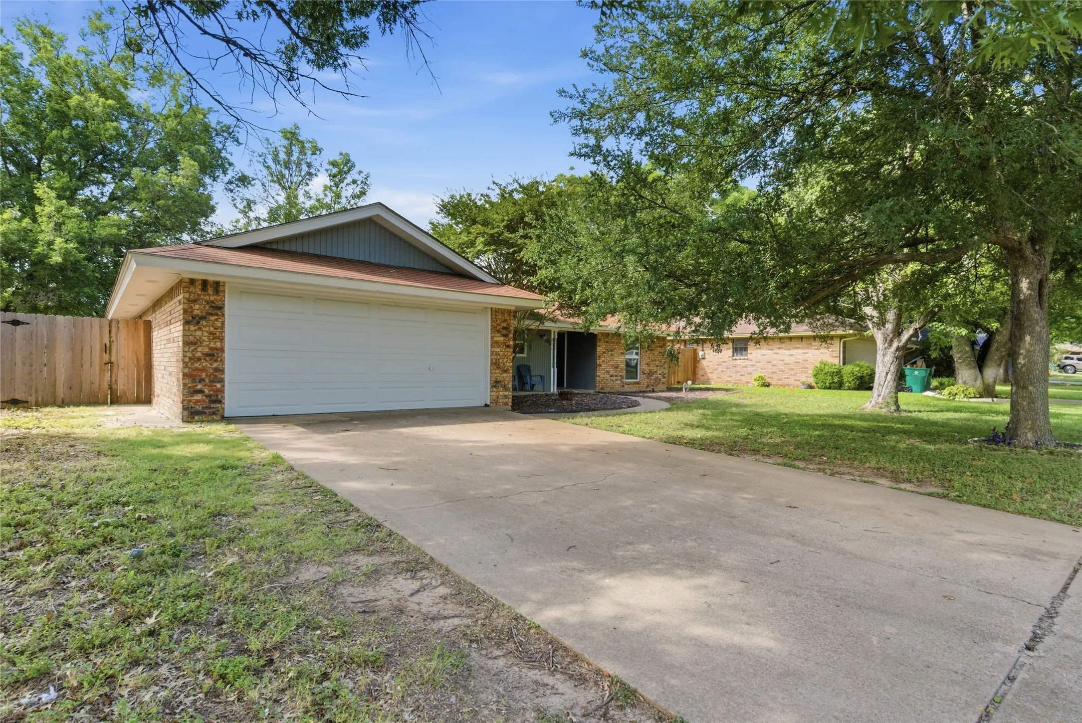 Single Family Residence For Sale in Erath County , 119 Blue Jay Street, Stephenville, Texas 76401, 4 Bedroom, 2 Bathroom, Garage spaces, 1,557 Sqft, built in 1987, mls#21293973, Real Estate Agent in Stephenville, Homes For Sale in Erath county, Homes For Sale in Stephenville, Realtor in Stephenville Texas, Real Estate Brokerage Independent Realty Texas, Luminita Cordes Realtor