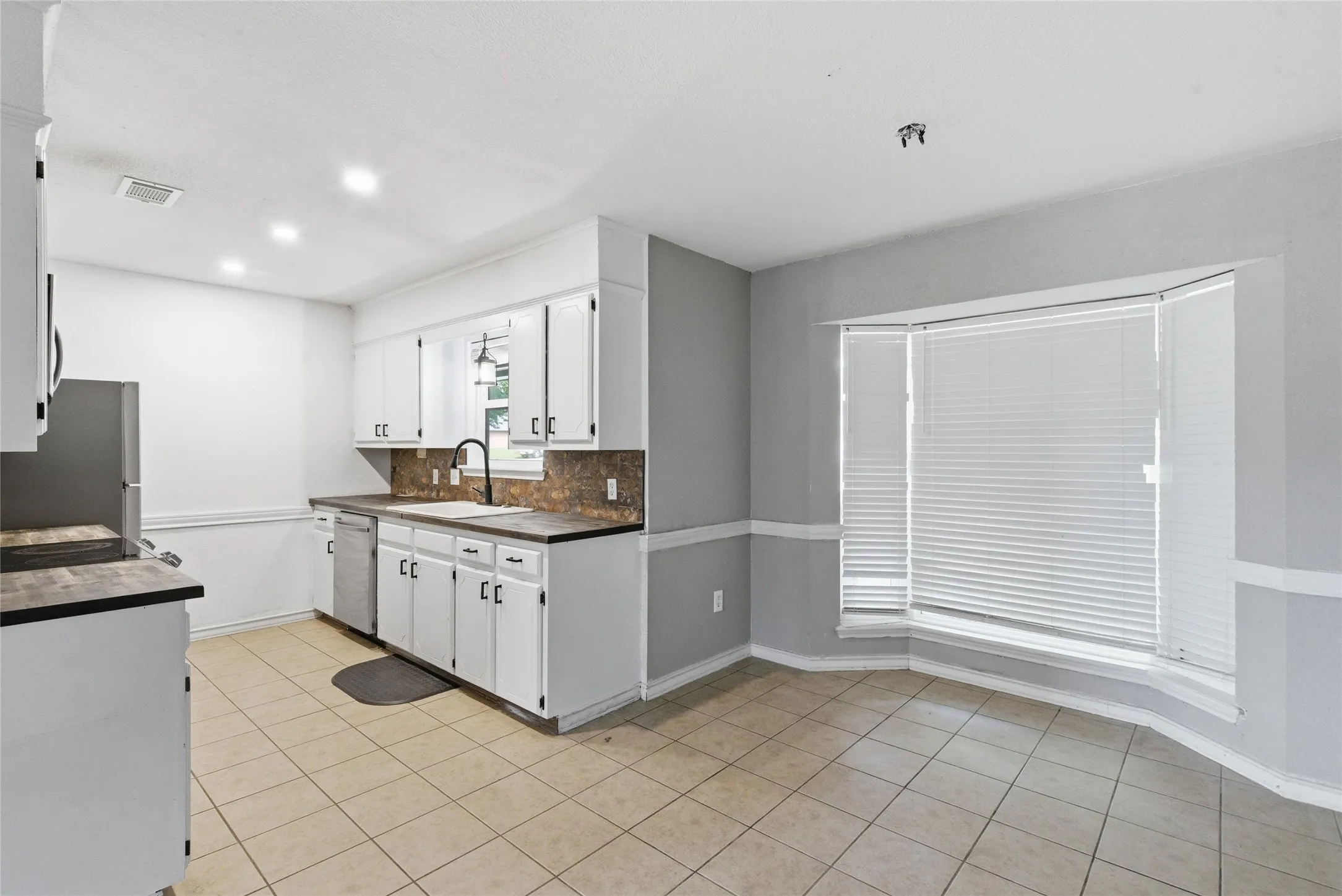 Single Family Residence For Sale in Erath County , 119 Blue Jay Street, Stephenville, Texas 76401, 4 Bedroom, 2 Bathroom, Garage spaces, 1,557 Sqft, built in 1987, mls#21293973, Real Estate Agent in Stephenville, Homes For Sale in Erath county, Homes For Sale in Stephenville, Realtor in Stephenville Texas, Real Estate Brokerage Independent Realty Texas, Luminita Cordes Realtor