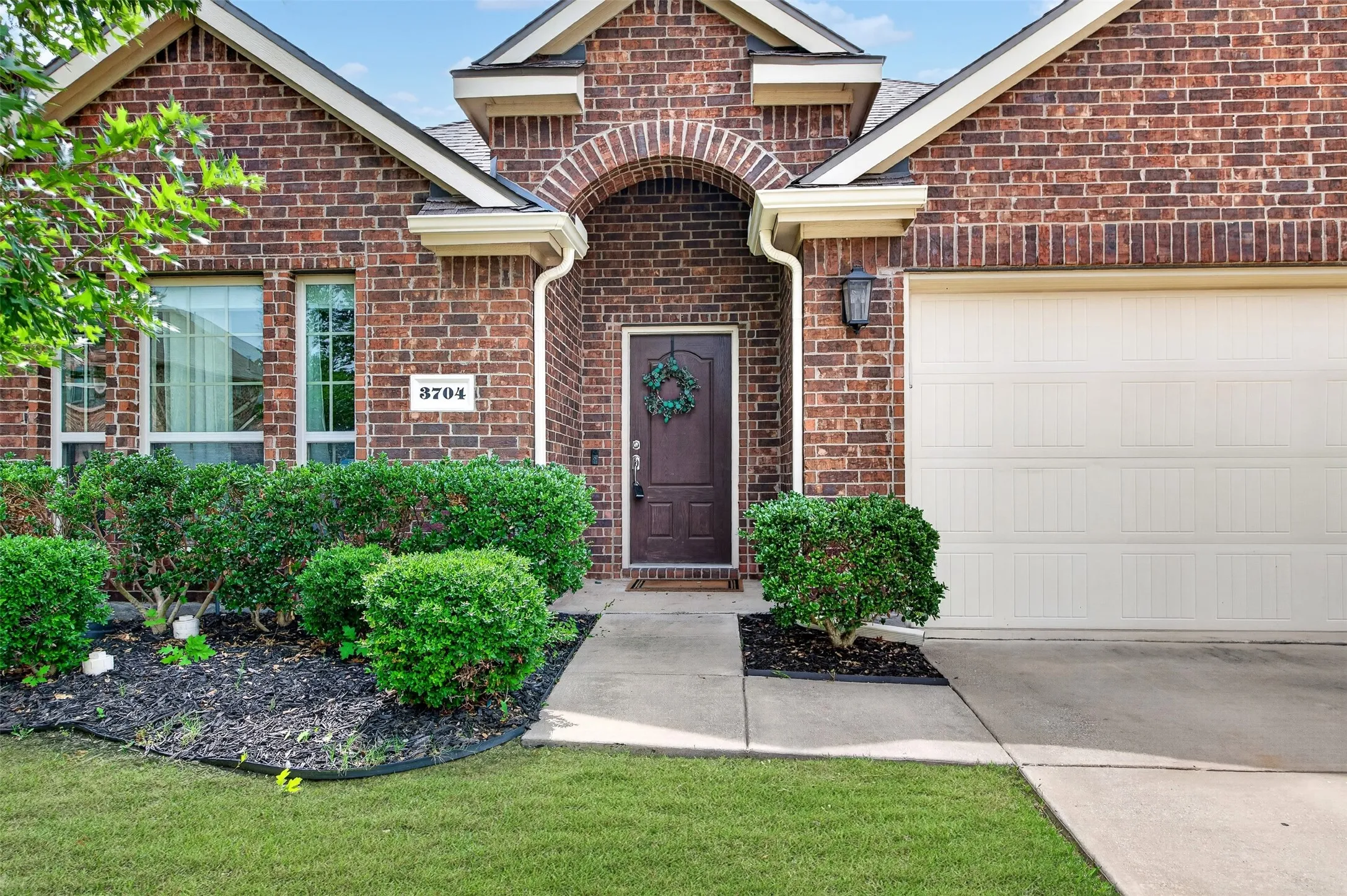 Single Family Residence For Sale in Denton County , 3704 Wrexham Street, Frisco, Texas 75036, 3 Bedrooms, 2 Bathrooms, 2 Garage spaces, 1,862 Sqft, built in 2015, Price $409,000, mls#21294573, Real Estate Agent in Frisco, Homes For Sale in Denton county, Homes For Sale in Frisco, Realtor in Frisco Texas, Real Estate Brokerage Independent Realty Texas, Luminita Cordes Realtor