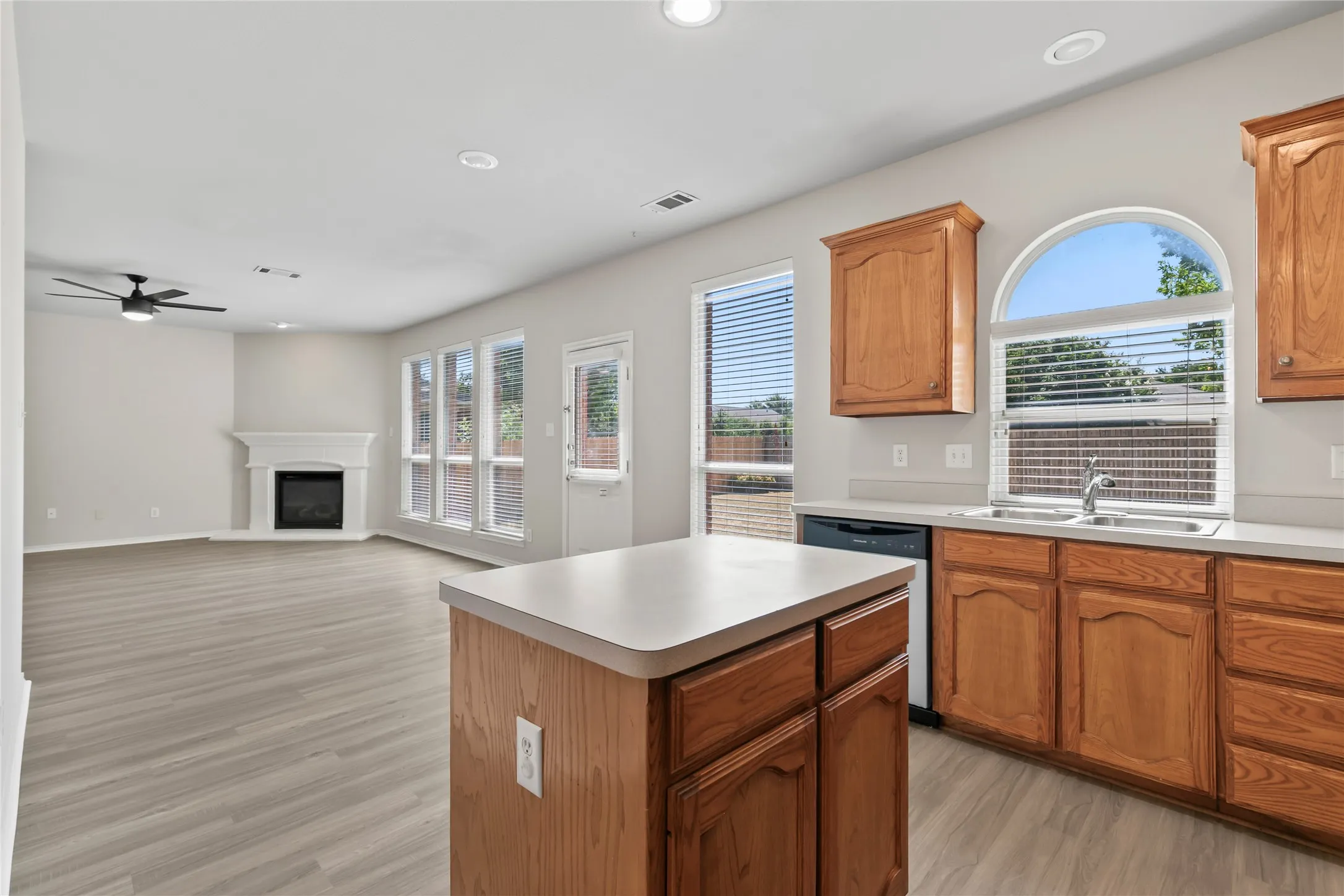 Single Family Residence For Rent in Tarrant County , 3904 Grantsville Drive, Fort Worth, Texas 76244, 4 Bedroom, 3 Bathroom, 2 Garage spaces, 2,446 Sqft, built in 2004, mls#21294595, Real Estate Agent in Fort Worth, Homes For Rent in Tarrant county, Homes For Rent in Fort Worth, Realtor in Fort Worth Texas, Real Estate Brokerage Independent Realty Texas, Luminita Cordes Realtor