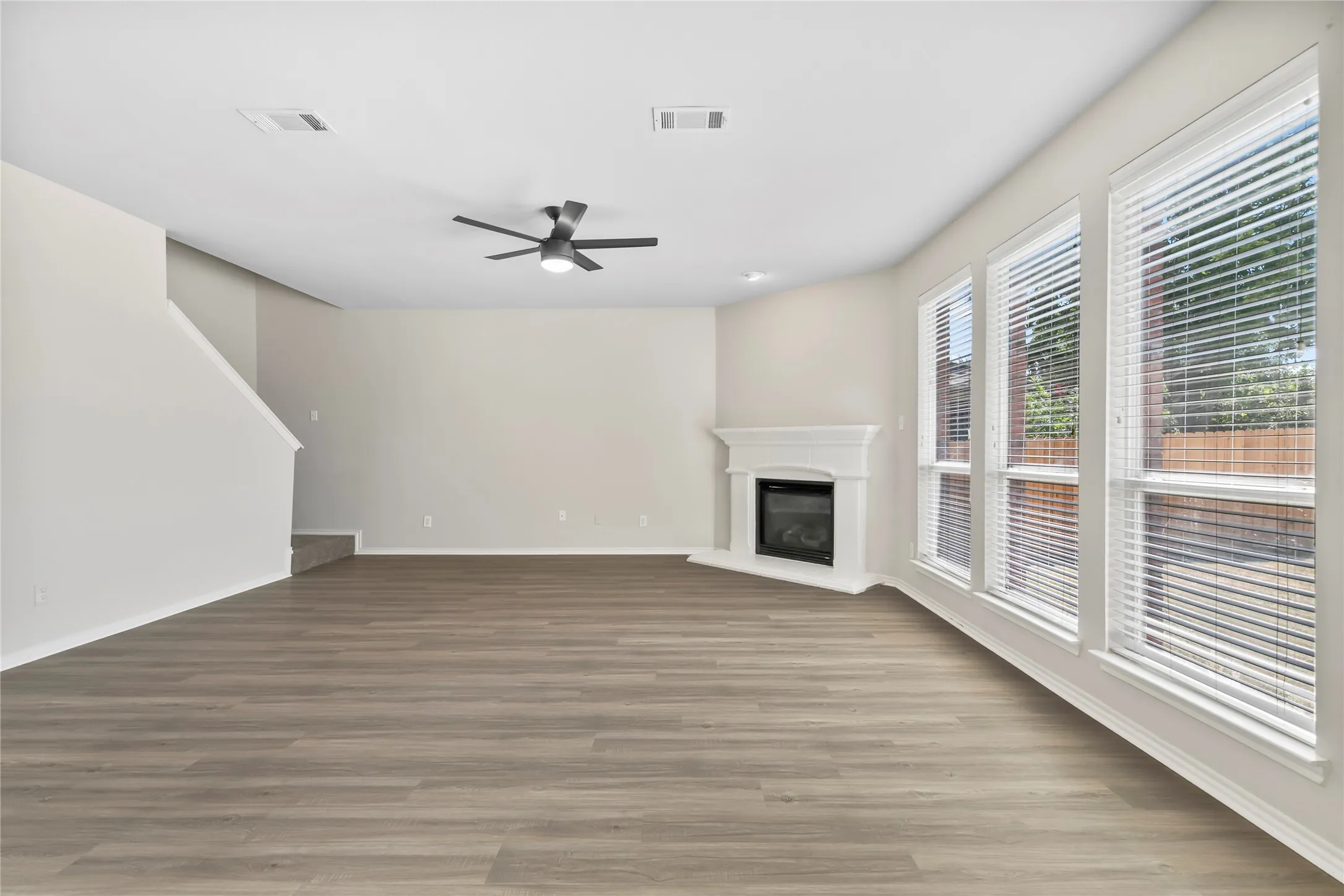 Single Family Residence For Rent in Tarrant County , 3904 Grantsville Drive, Fort Worth, Texas 76244, 4 Bedroom, 3 Bathroom, 2 Garage spaces, 2,446 Sqft, built in 2004, mls#21294595, Real Estate Agent in Fort Worth, Homes For Rent in Tarrant county, Homes For Rent in Fort Worth, Realtor in Fort Worth Texas, Real Estate Brokerage Independent Realty Texas, Luminita Cordes Realtor