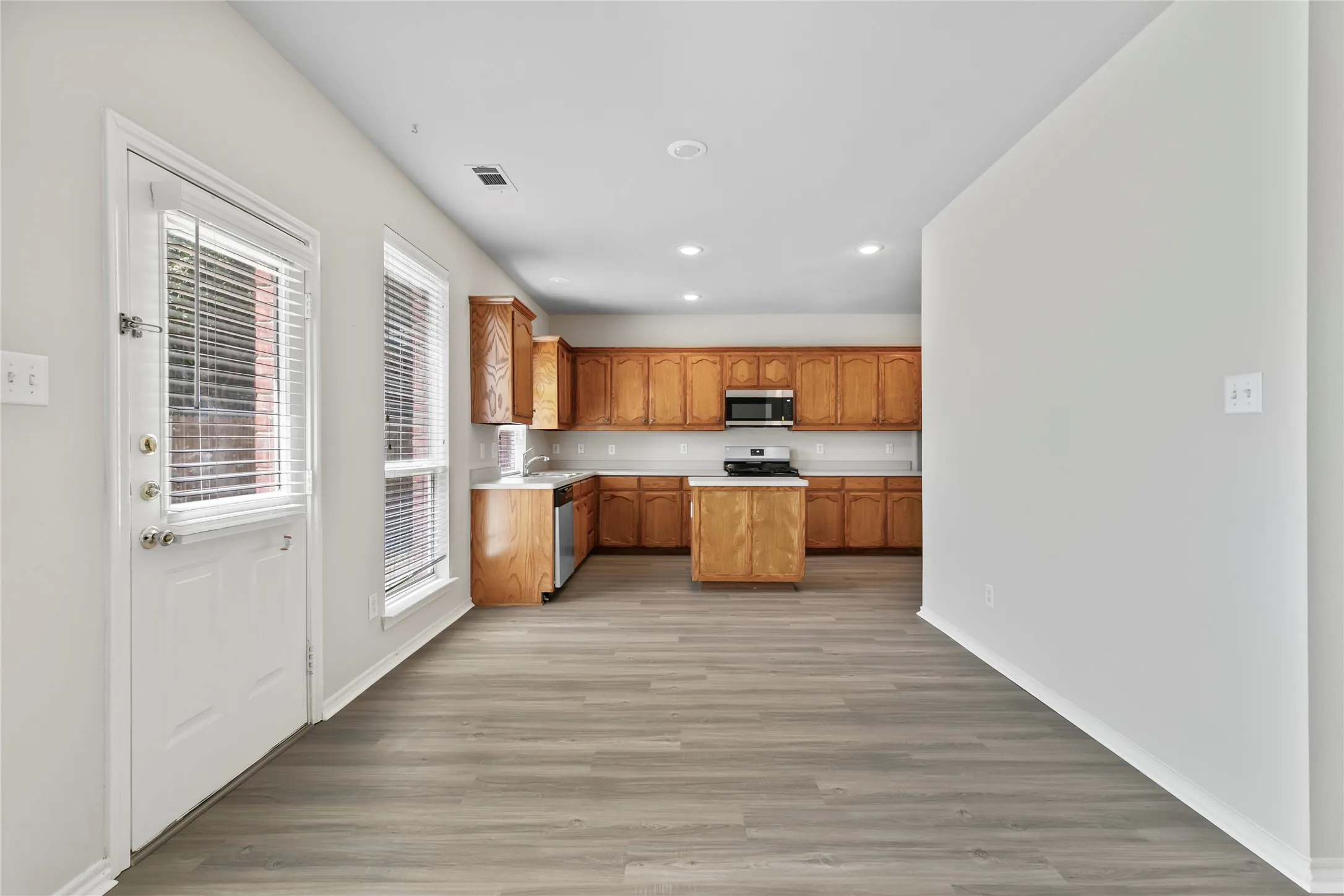 Single Family Residence For Rent in Tarrant County , 3904 Grantsville Drive, Fort Worth, Texas 76244, 4 Bedroom, 3 Bathroom, 2 Garage spaces, 2,446 Sqft, built in 2004, mls#21294595, Real Estate Agent in Fort Worth, Homes For Rent in Tarrant county, Homes For Rent in Fort Worth, Realtor in Fort Worth Texas, Real Estate Brokerage Independent Realty Texas, Luminita Cordes Realtor