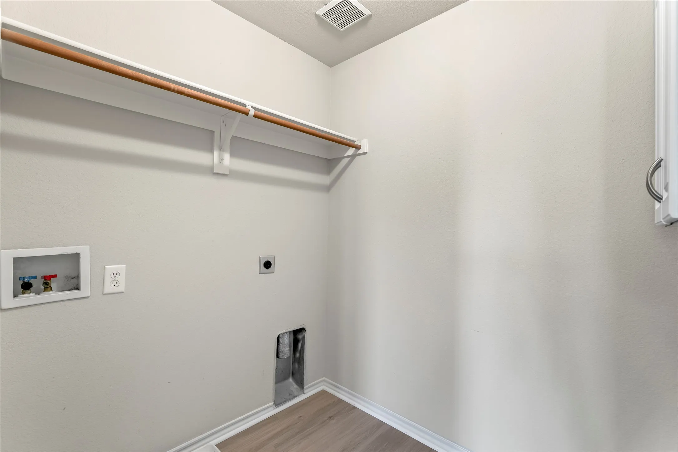 Single Family Residence For Rent in Tarrant County , 3904 Grantsville Drive, Fort Worth, Texas 76244, 4 Bedroom, 3 Bathroom, 2 Garage spaces, 2,446 Sqft, built in 2004, mls#21294595, Real Estate Agent in Fort Worth, Homes For Rent in Tarrant county, Homes For Rent in Fort Worth, Realtor in Fort Worth Texas, Real Estate Brokerage Independent Realty Texas, Luminita Cordes Realtor