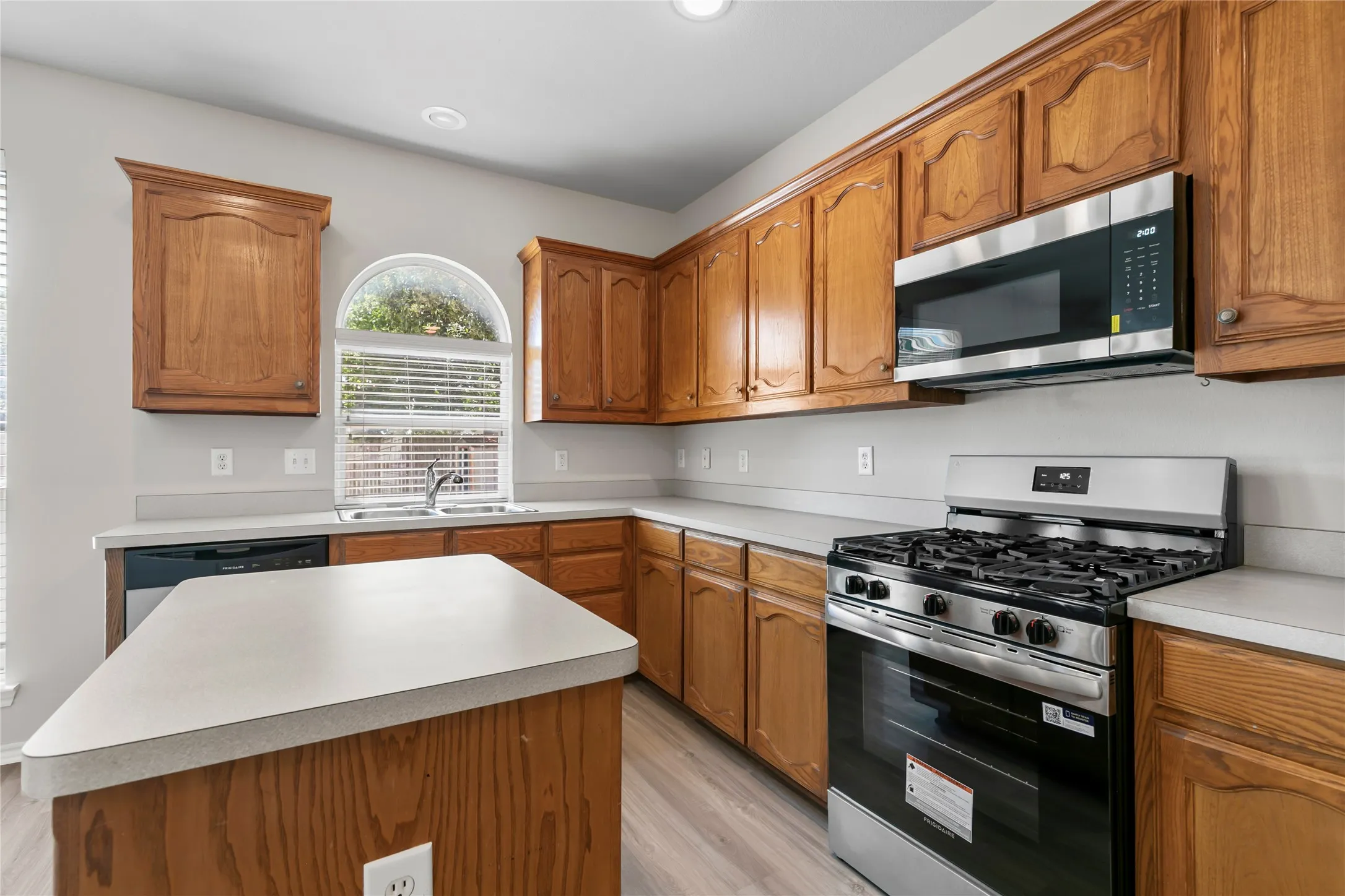 Single Family Residence For Rent in Tarrant County , 3904 Grantsville Drive, Fort Worth, Texas 76244, 4 Bedroom, 3 Bathroom, 2 Garage spaces, 2,446 Sqft, built in 2004, mls#21294595, Real Estate Agent in Fort Worth, Homes For Rent in Tarrant county, Homes For Rent in Fort Worth, Realtor in Fort Worth Texas, Real Estate Brokerage Independent Realty Texas, Luminita Cordes Realtor