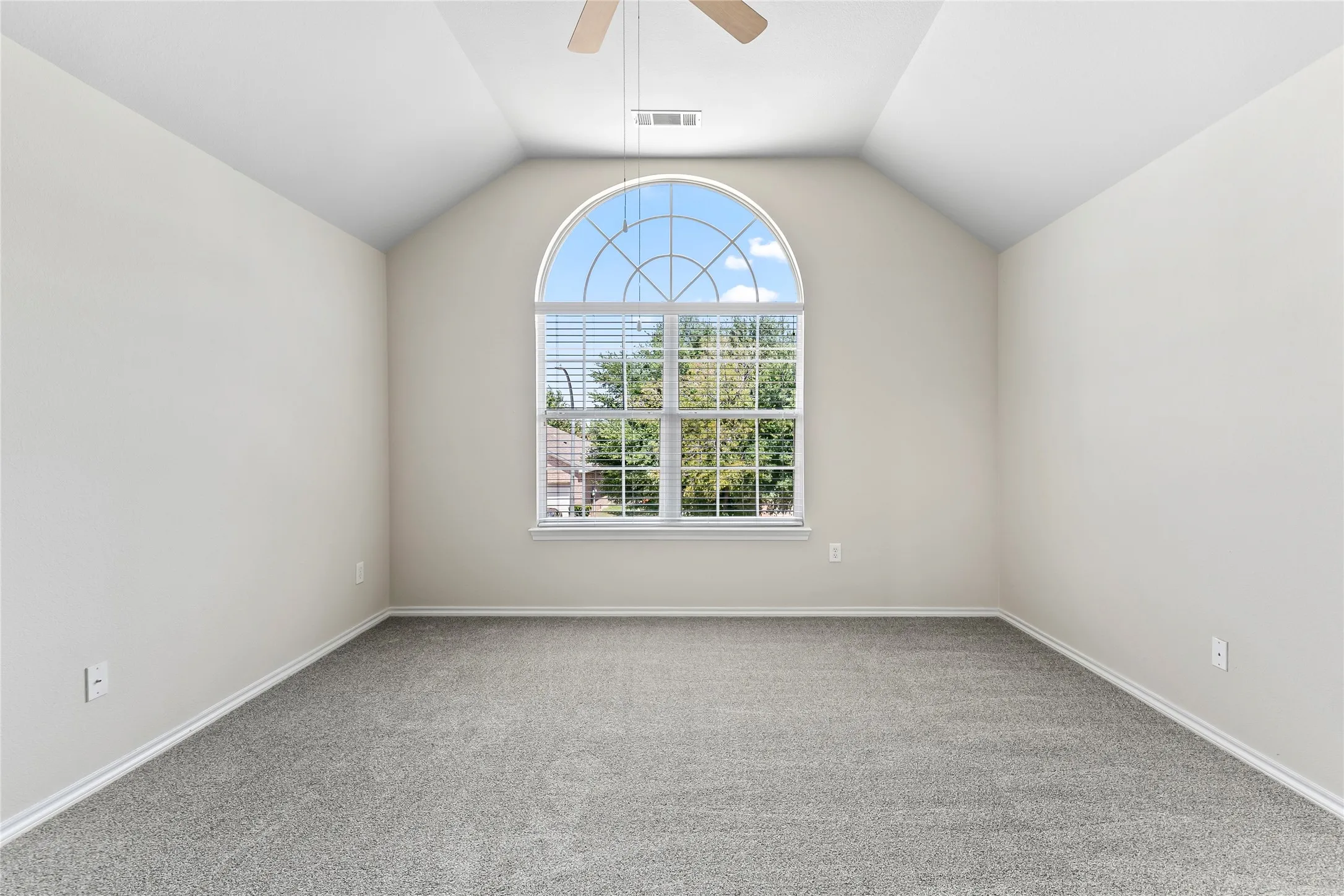 Single Family Residence For Rent in Tarrant County , 3904 Grantsville Drive, Fort Worth, Texas 76244, 4 Bedroom, 3 Bathroom, 2 Garage spaces, 2,446 Sqft, built in 2004, mls#21294595, Real Estate Agent in Fort Worth, Homes For Rent in Tarrant county, Homes For Rent in Fort Worth, Realtor in Fort Worth Texas, Real Estate Brokerage Independent Realty Texas, Luminita Cordes Realtor