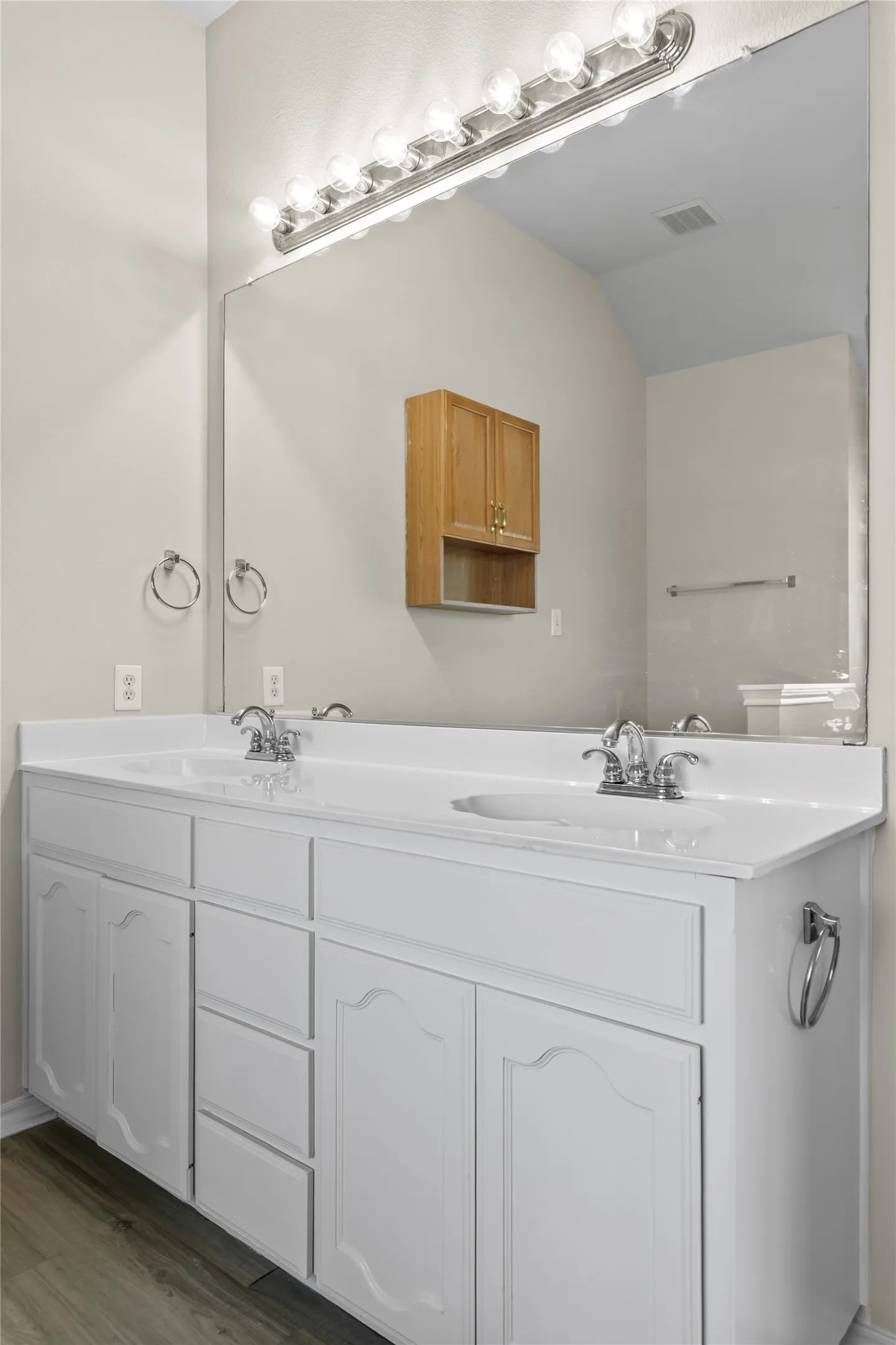 Single Family Residence For Rent in Tarrant County , 3904 Grantsville Drive, Fort Worth, Texas 76244, 4 Bedroom, 3 Bathroom, 2 Garage spaces, 2,446 Sqft, built in 2004, mls#21294595, Real Estate Agent in Fort Worth, Homes For Rent in Tarrant county, Homes For Rent in Fort Worth, Realtor in Fort Worth Texas, Real Estate Brokerage Independent Realty Texas, Luminita Cordes Realtor