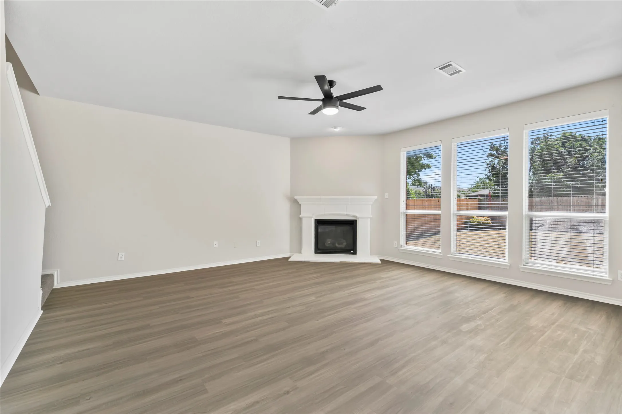 Single Family Residence For Rent in Tarrant County , 3904 Grantsville Drive, Fort Worth, Texas 76244, 4 Bedroom, 3 Bathroom, 2 Garage spaces, 2,446 Sqft, built in 2004, mls#21294595, Real Estate Agent in Fort Worth, Homes For Rent in Tarrant county, Homes For Rent in Fort Worth, Realtor in Fort Worth Texas, Real Estate Brokerage Independent Realty Texas, Luminita Cordes Realtor