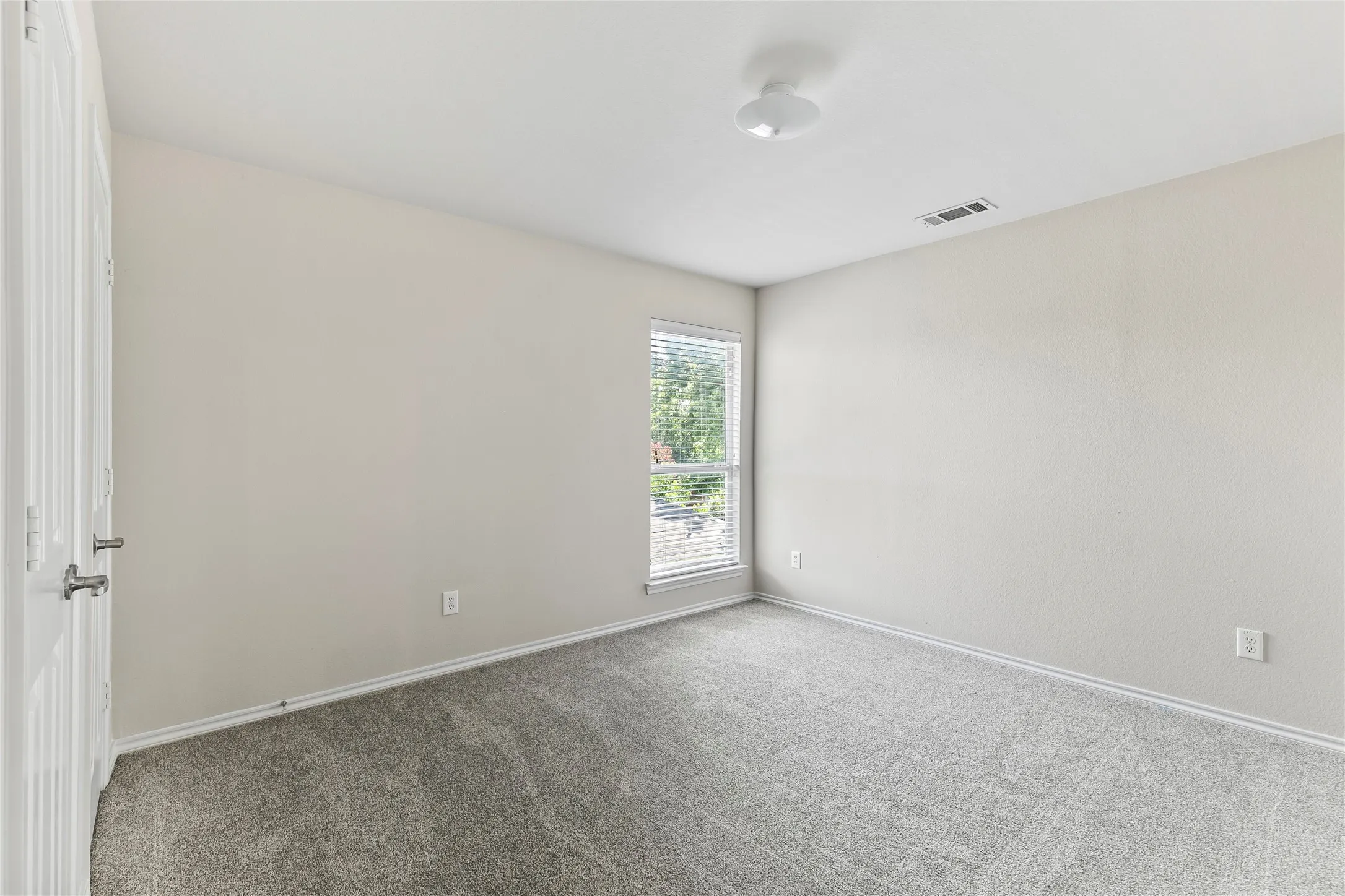 Single Family Residence For Rent in Tarrant County , 3904 Grantsville Drive, Fort Worth, Texas 76244, 4 Bedroom, 3 Bathroom, 2 Garage spaces, 2,446 Sqft, built in 2004, mls#21294595, Real Estate Agent in Fort Worth, Homes For Rent in Tarrant county, Homes For Rent in Fort Worth, Realtor in Fort Worth Texas, Real Estate Brokerage Independent Realty Texas, Luminita Cordes Realtor