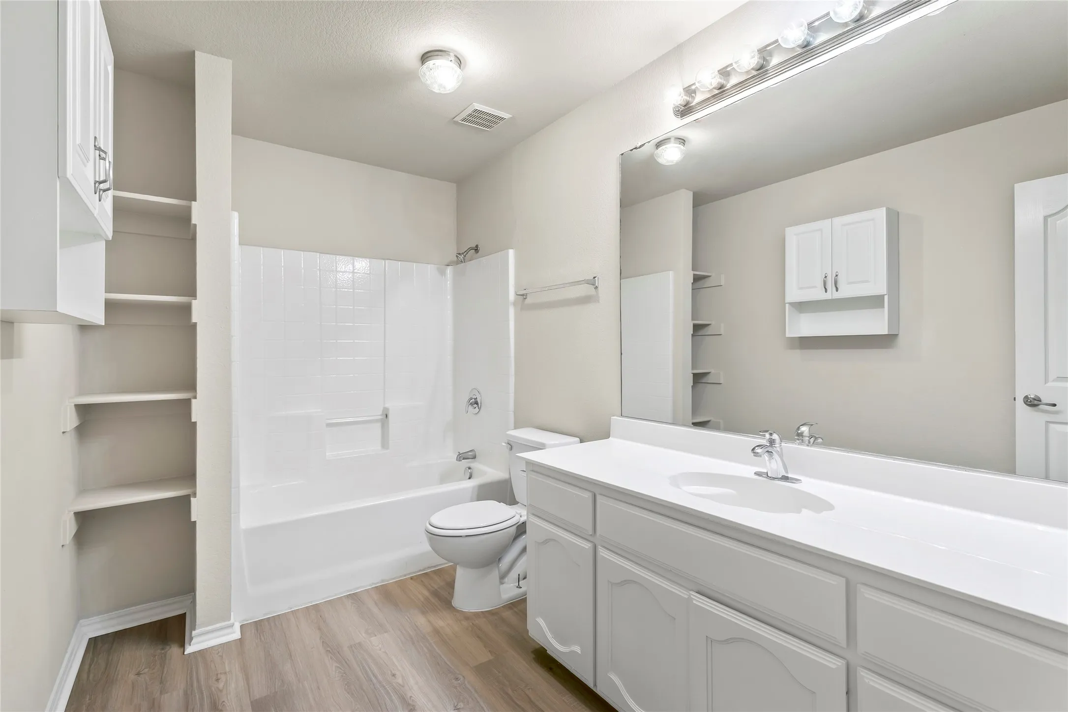 Single Family Residence For Rent in Tarrant County , 3904 Grantsville Drive, Fort Worth, Texas 76244, 4 Bedroom, 3 Bathroom, 2 Garage spaces, 2,446 Sqft, built in 2004, mls#21294595, Real Estate Agent in Fort Worth, Homes For Rent in Tarrant county, Homes For Rent in Fort Worth, Realtor in Fort Worth Texas, Real Estate Brokerage Independent Realty Texas, Luminita Cordes Realtor