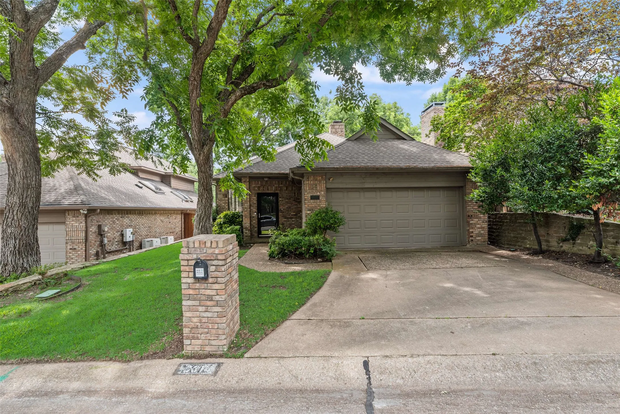 Single Family Residence For Sale in Collin County , 2314 Club Oaks Court, Mc Kinney, Texas 75072, 3 Bedroom, 3 Bathroom, 2 Garage spaces, 1,924 Sqft, built in 1984, mls#21294622, Real Estate Agent in Mc Kinney, Homes For Sale in Collin county, Homes For Sale in Mc Kinney, Realtor in Mc Kinney Texas, Real Estate Brokerage Independent Realty Texas, Luminita Cordes Realtor