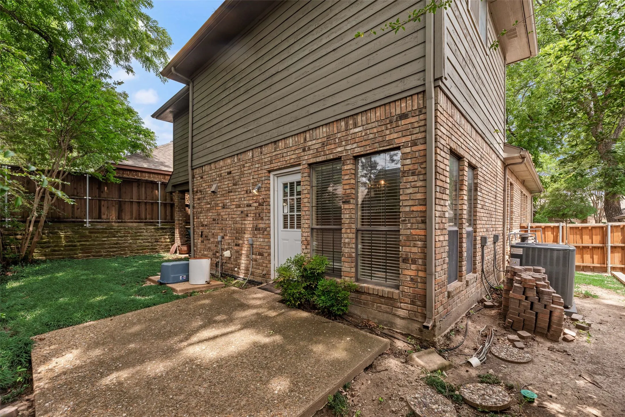 Single Family Residence For Sale in Collin County , 2314 Club Oaks Court, Mc Kinney, Texas 75072, 3 Bedroom, 3 Bathroom, 2 Garage spaces, 1,924 Sqft, built in 1984, mls#21294622, Real Estate Agent in Mc Kinney, Homes For Sale in Collin county, Homes For Sale in Mc Kinney, Realtor in Mc Kinney Texas, Real Estate Brokerage Independent Realty Texas, Luminita Cordes Realtor