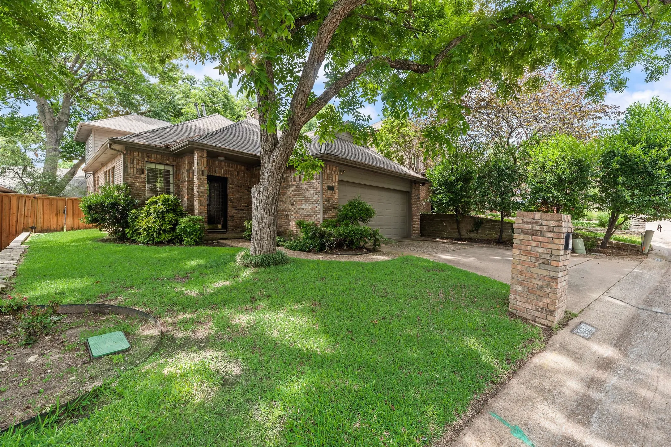 Single Family Residence For Sale in Collin County , 2314 Club Oaks Court, Mc Kinney, Texas 75072, 3 Bedroom, 3 Bathroom, 2 Garage spaces, 1,924 Sqft, built in 1984, mls#21294622, Real Estate Agent in Mc Kinney, Homes For Sale in Collin county, Homes For Sale in Mc Kinney, Realtor in Mc Kinney Texas, Real Estate Brokerage Independent Realty Texas, Luminita Cordes Realtor