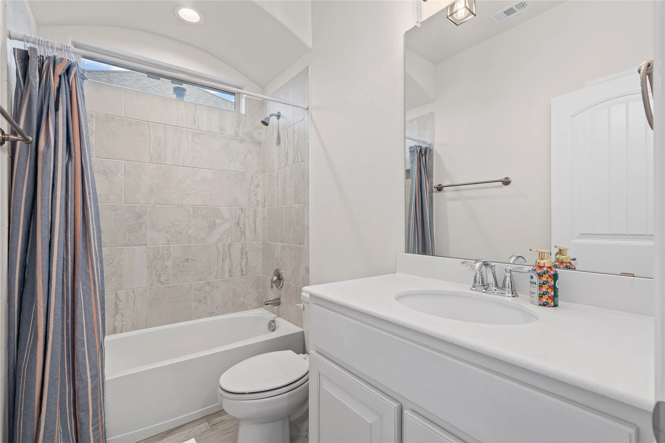Single Family Residence For Sale in Parker County , 132 Peace Place, Aledo, Texas 76008, 4 Bedroom, 4 Bathroom, 2 Garage spaces, 2,853 Sqft, built in 2018, mls#21294645, Real Estate Agent in Aledo, Homes For Sale in Parker county, Homes For Sale in Aledo, Realtor in Aledo Texas, Real Estate Brokerage Independent Realty Texas, Luminita Cordes Realtor