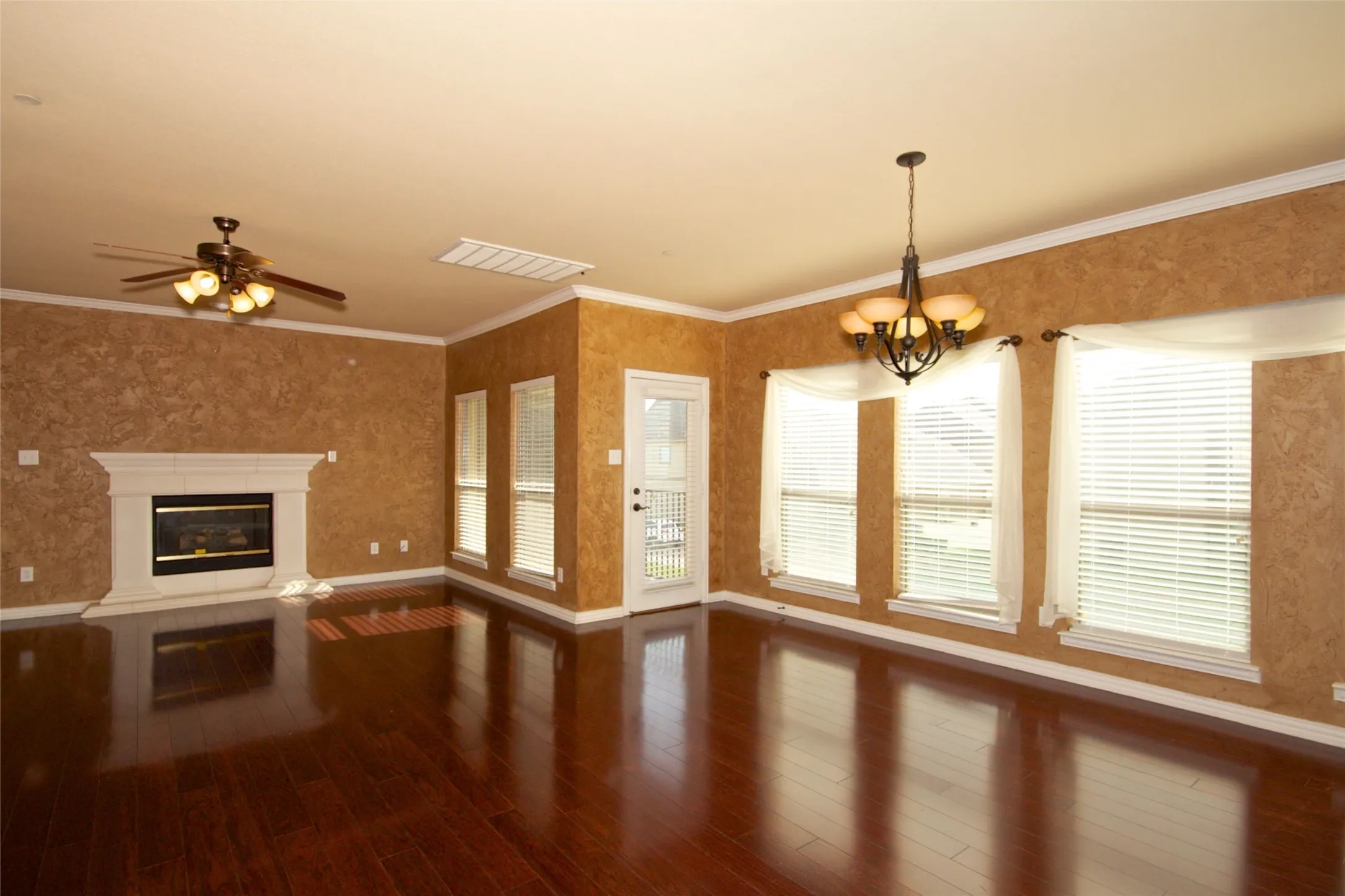 Townhouse For Rent in Collin County , 8709 Trolley Trail, Mc Kinney, Texas 75070, 3 Bedroom, 3 Bathroom, 2 Garage spaces, 2,219 Sqft, built in 2006, mls#21294677, Real Estate Agent in Mc Kinney, Homes For Rent in Collin county, Homes For Rent in Mc Kinney, Realtor in Mc Kinney Texas, Real Estate Brokerage Independent Realty Texas, Luminita Cordes Realtor